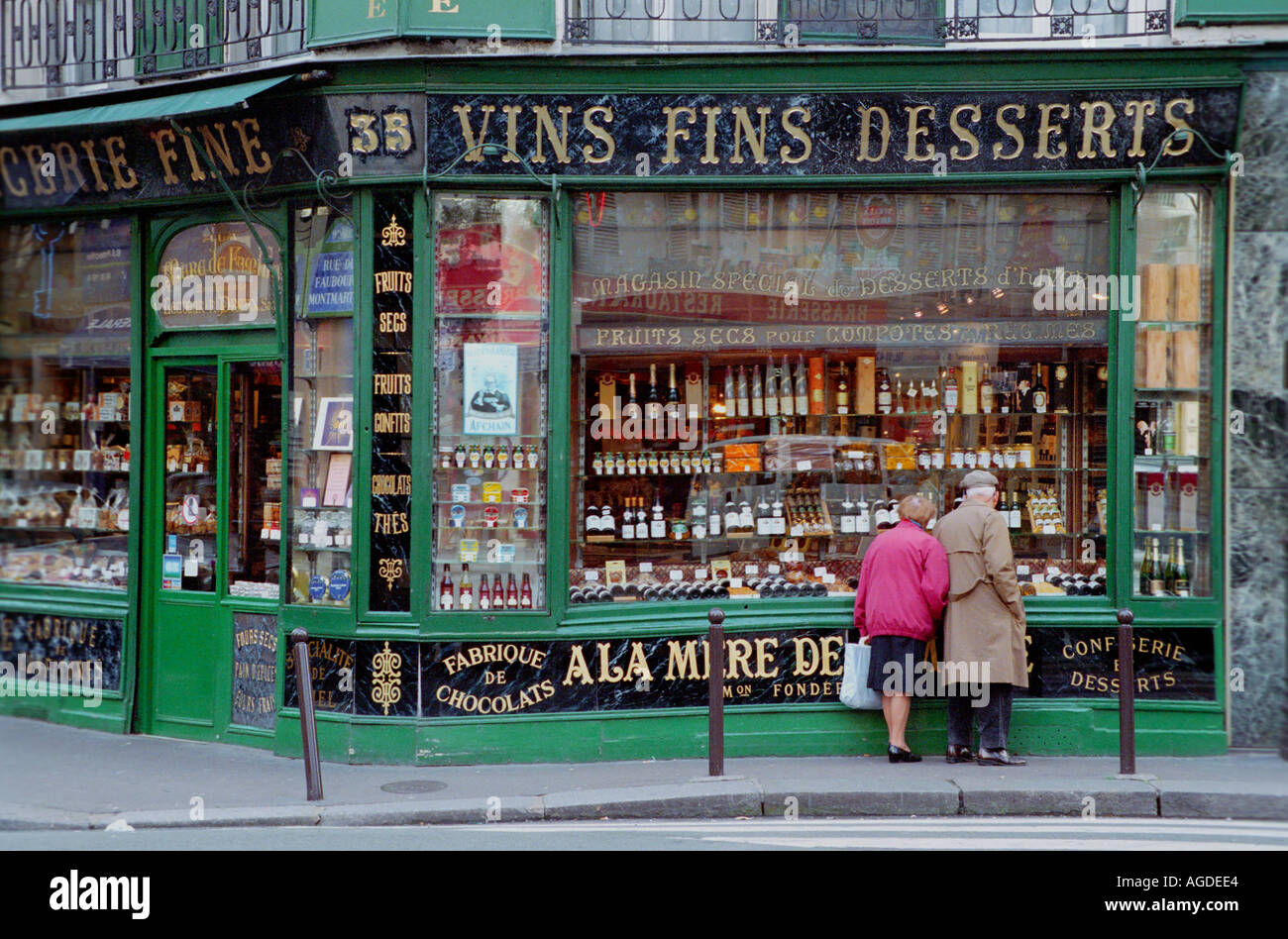 France Paris epicure shop gourmet delicatessen elderly couple wine vins desserts Stock Photo