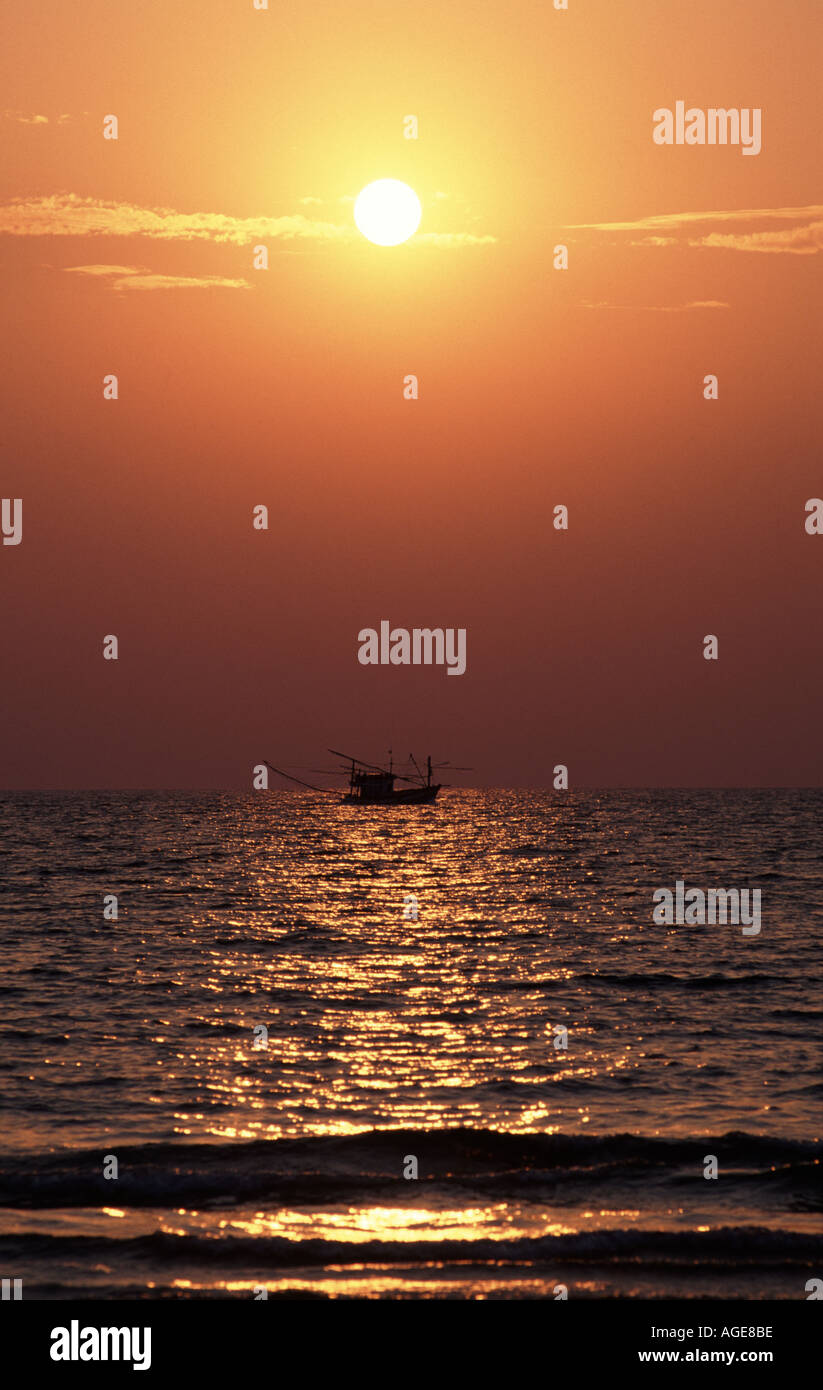 Beach boat sunset hi-res stock photography and images - Alamy