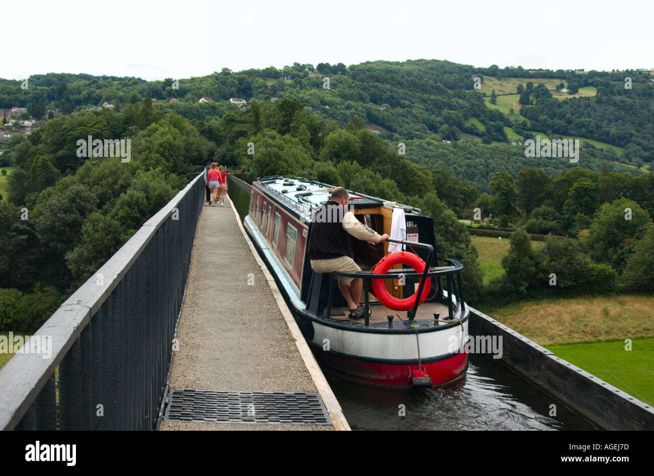 Thomas Telford s Pontcysyllte Aqueduct carrying the Llangollen Canal