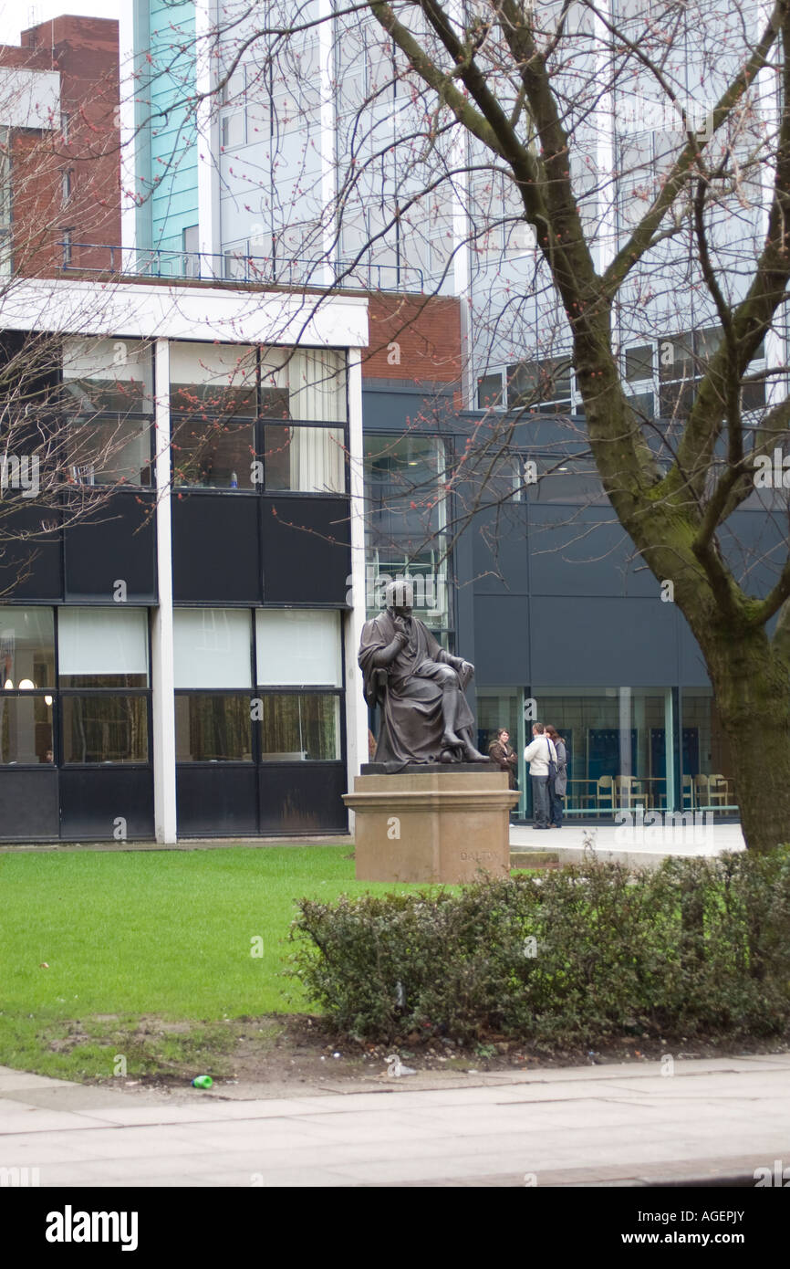 John Dalton statue in front of the John Dalton Building Manchester metropolitan University with students in background Stock Photo