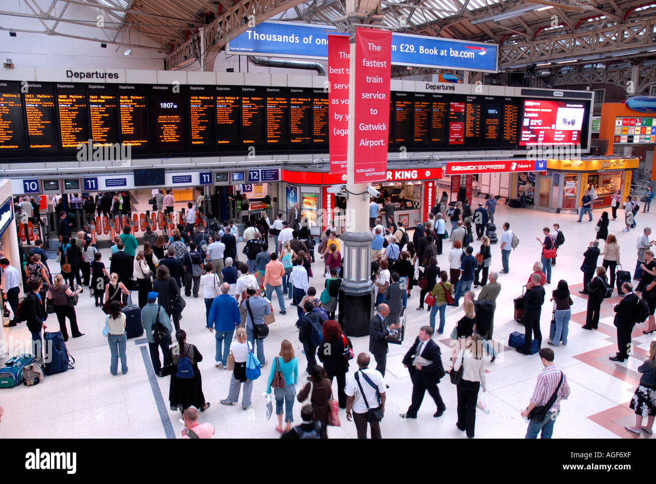 Victoria mainline railway station concourse London Stock Photo - Alamy