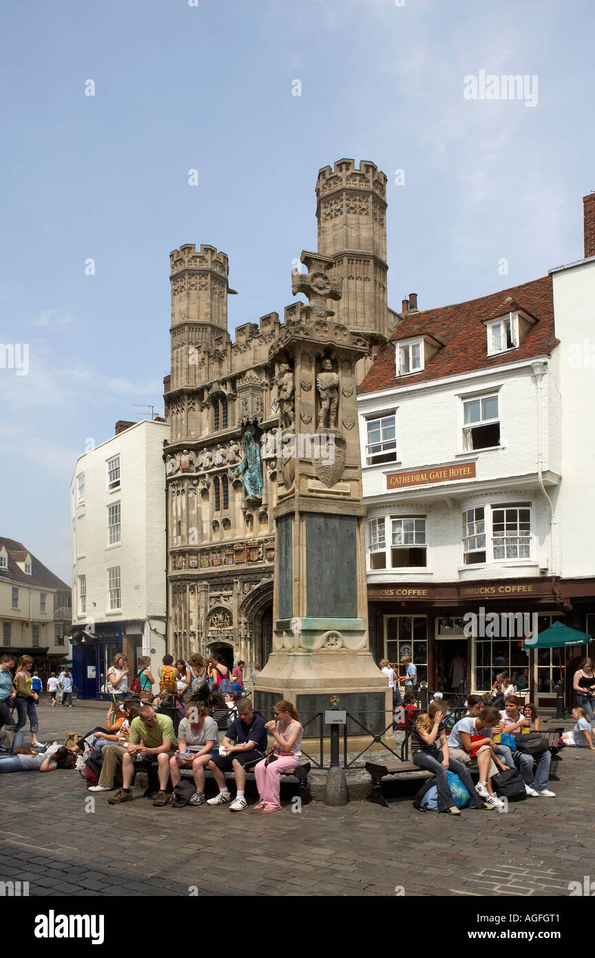 PEOPLE RELAXING EATING AND DRINKING BY CHRIST CHURCH GATE SUN STREET