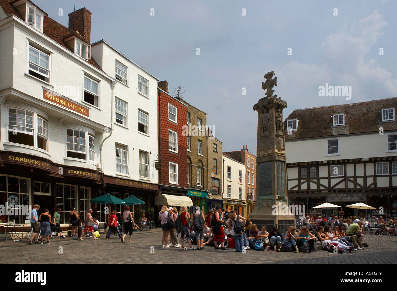 PEOPLE RELAXING EATING AND DRINKING BY CHRIST CHURCH GATE SUN STREET