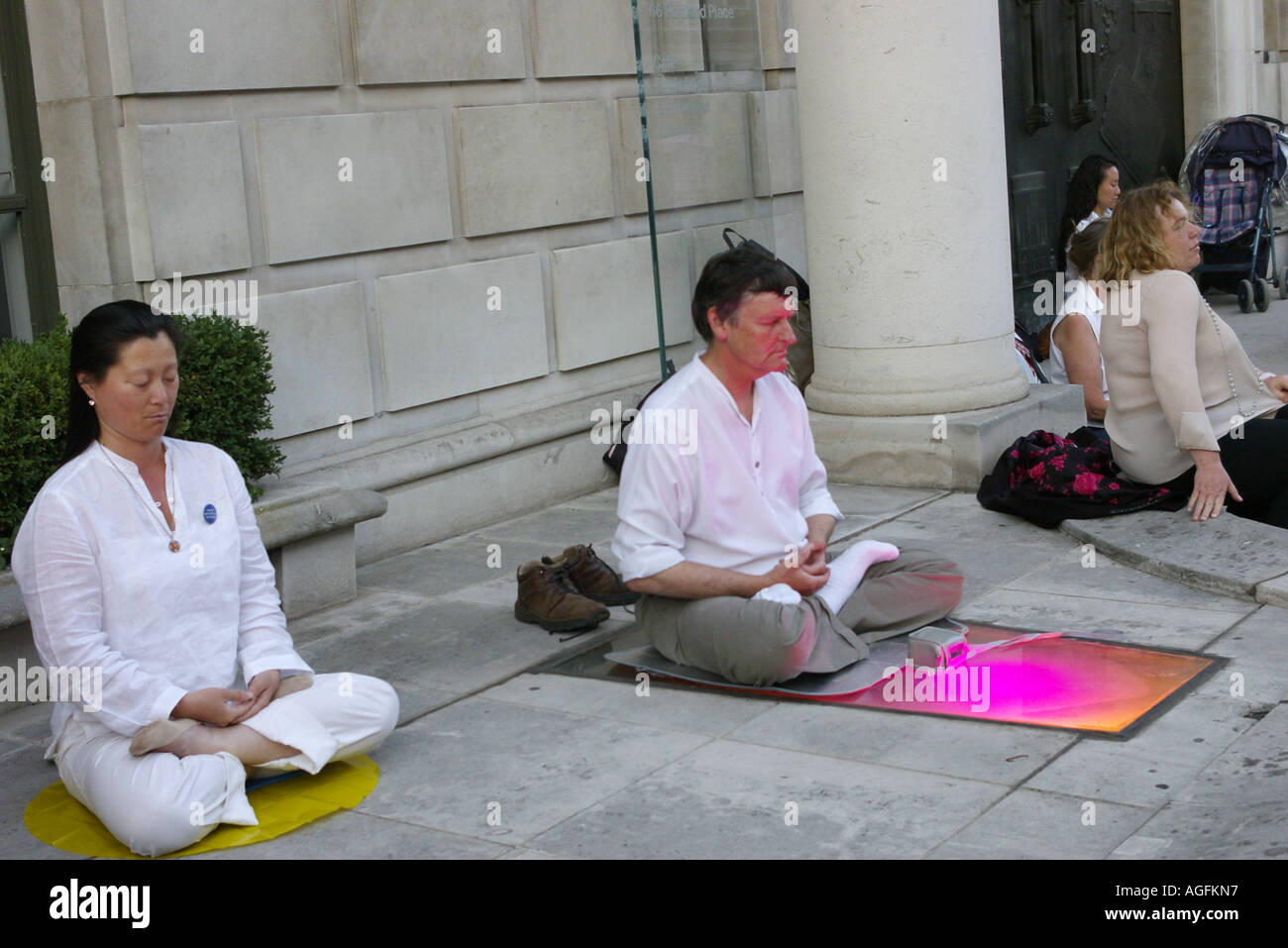  Foto zu people practicing Falun Gong on Weymouth Street in London uk Stock 