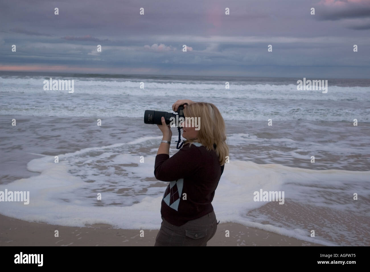 Photographer on beach hi-res stock photography and images - Alamy