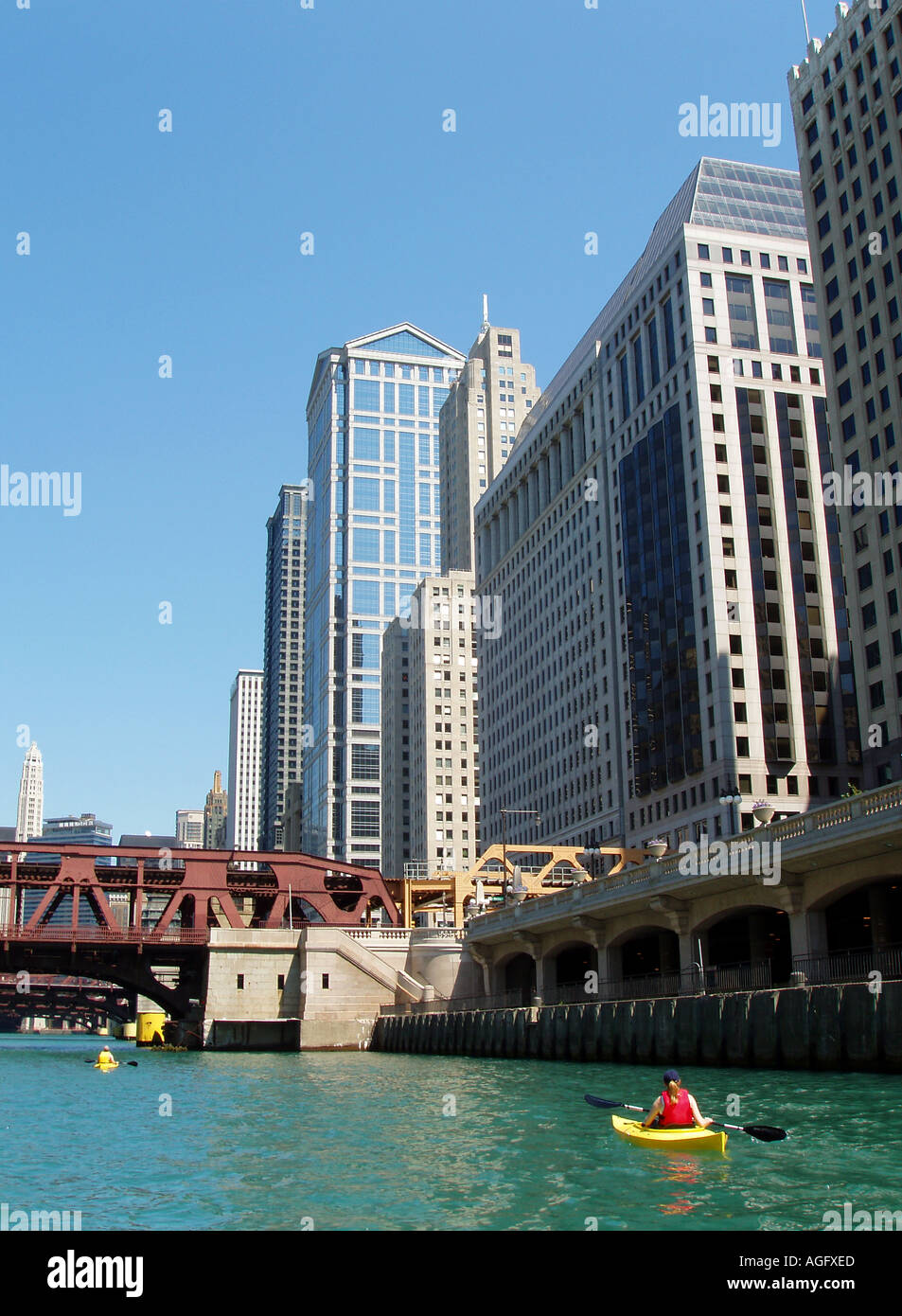 Buildings boats along chicago river hi-res stock photography and images ...