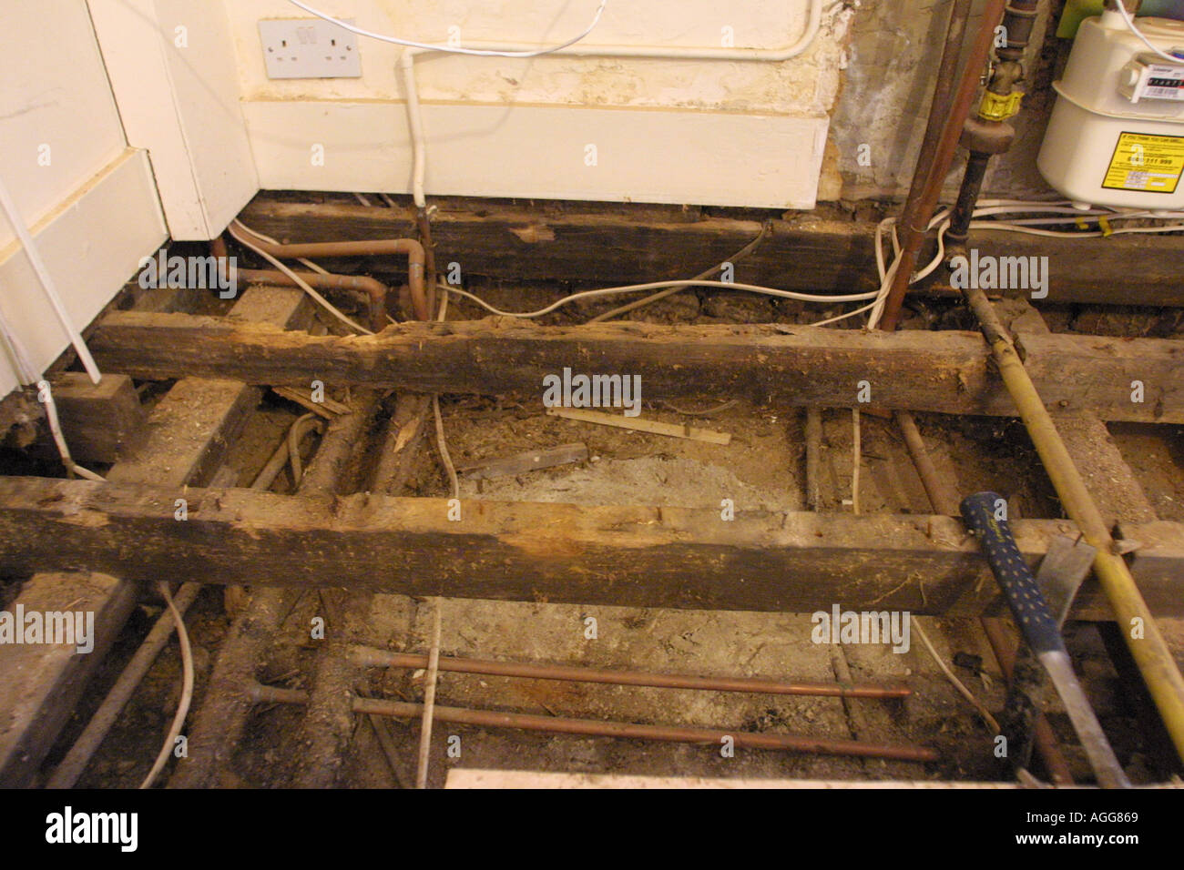 Floor joists dry rot hires stock photography and images Alamy