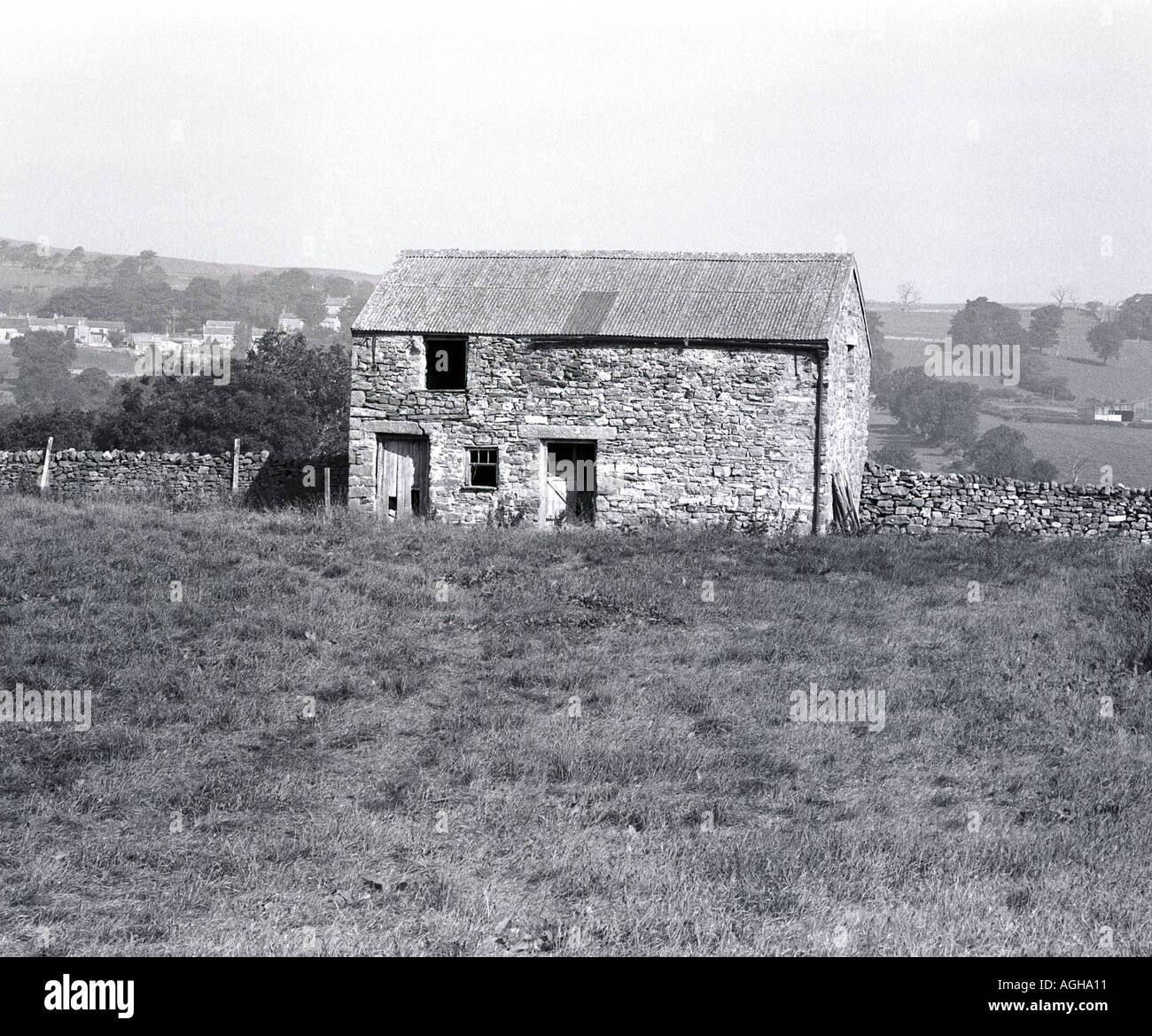 Old Farm Barn Yorkshire England Stock Photo Alamy