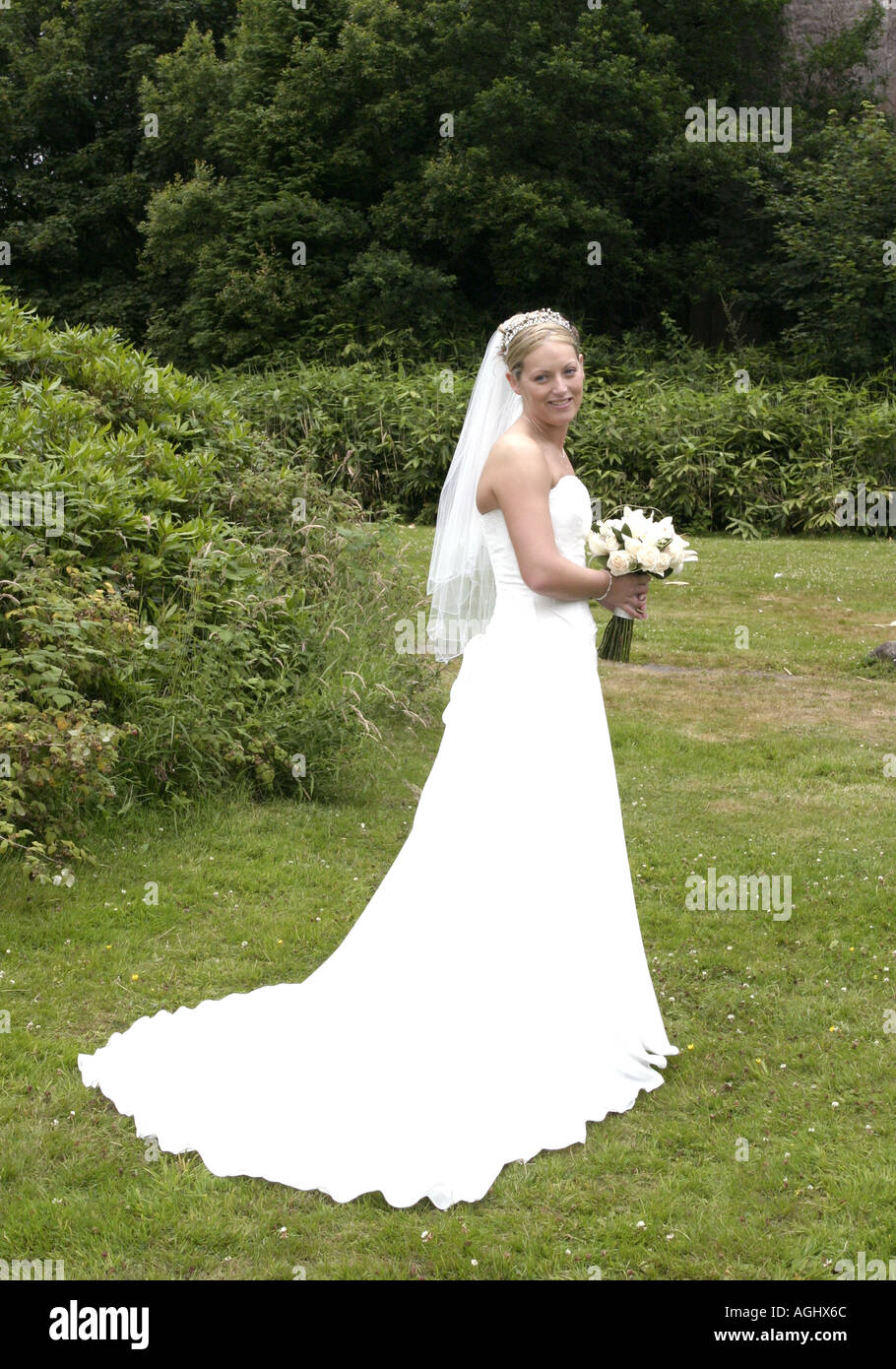 Bride in wedding white dress hi-res stock photography and images - Alamy