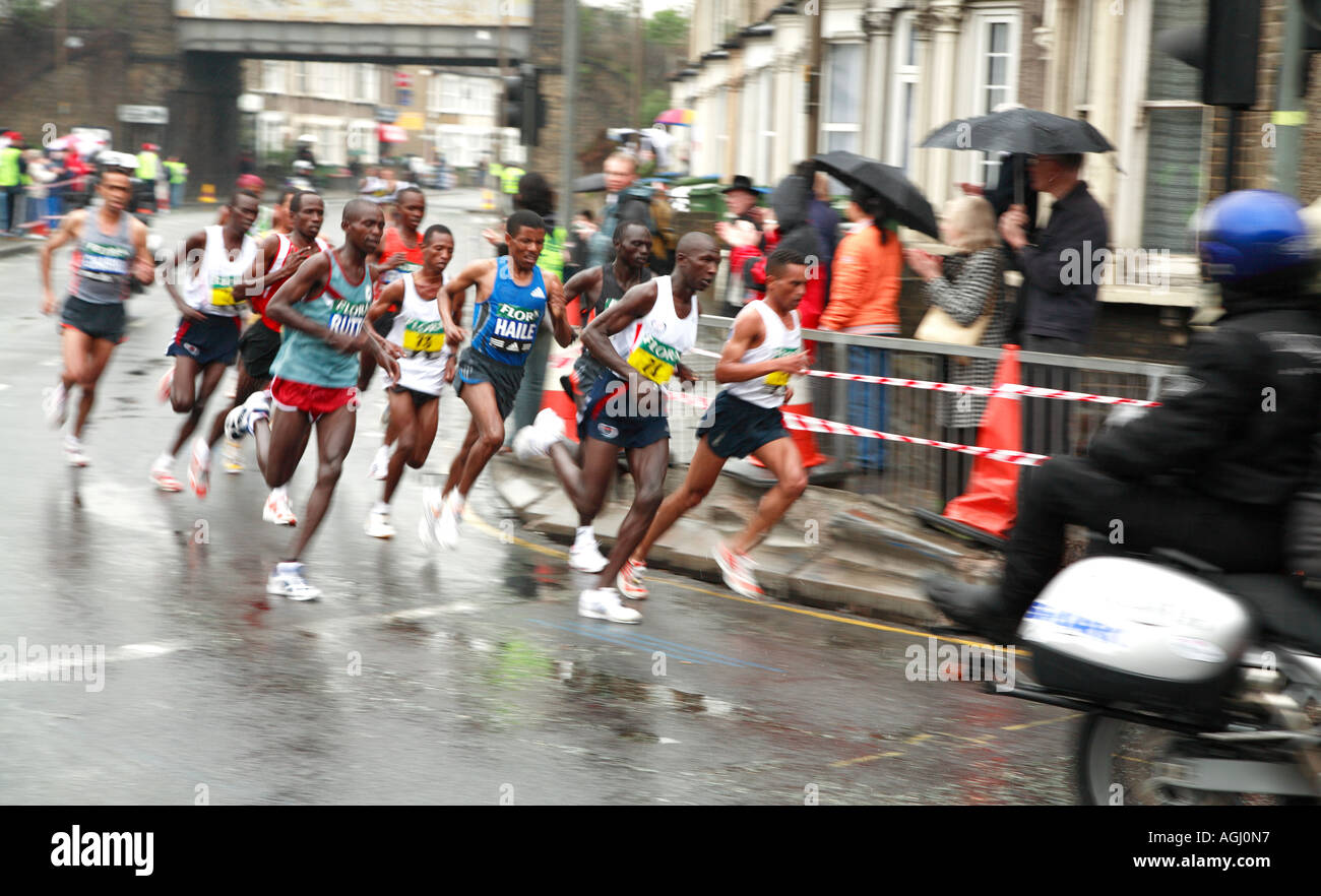 Elite runners at 5 mile stage of 2006 London Marathon Stock Photo