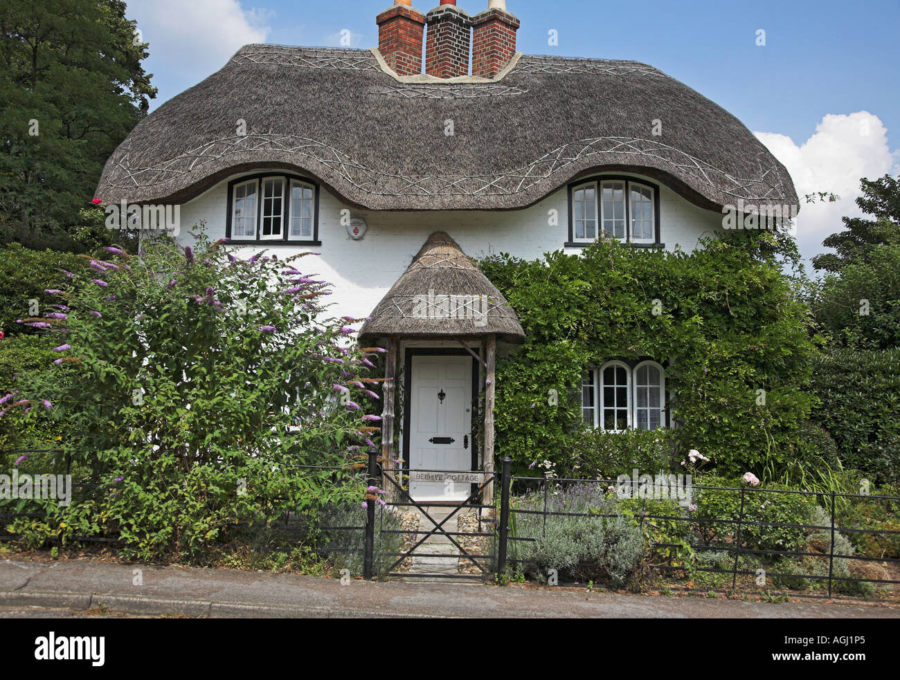 Beehive cottage hi-res stock photography and images - Alamy