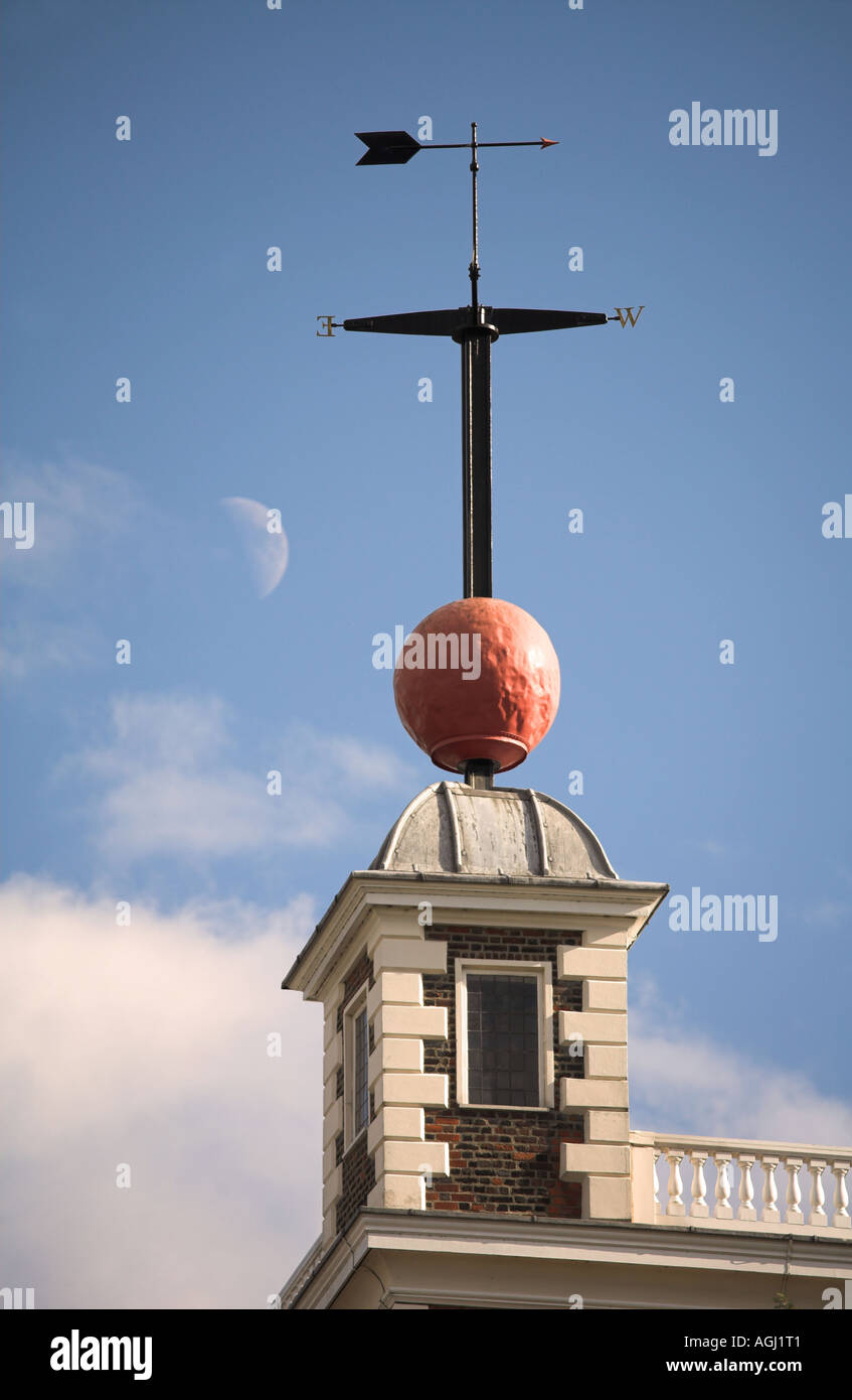 Time ball and genuine first quarter moon at Royal Observatory Greenwich  (note how shadow on moon exactly matches that on ball) Stock Photo