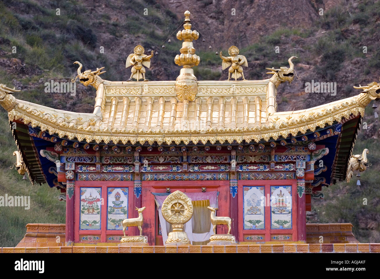 asia china xiahe roof of a temple building in the monastery labrang Stock Photo