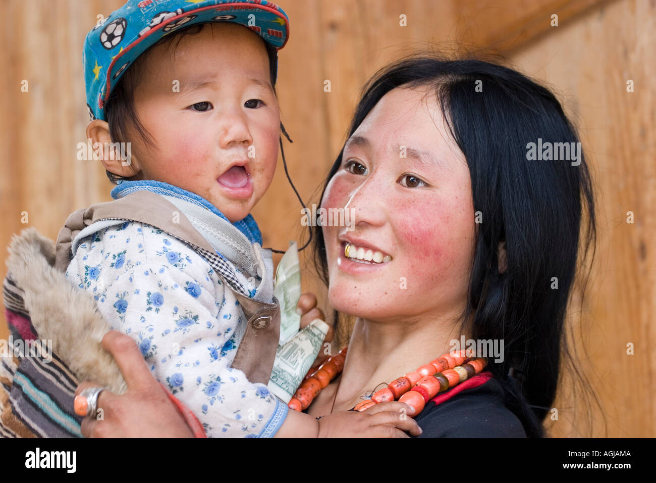 asia china mother with child in monastery labrang Stock Photo