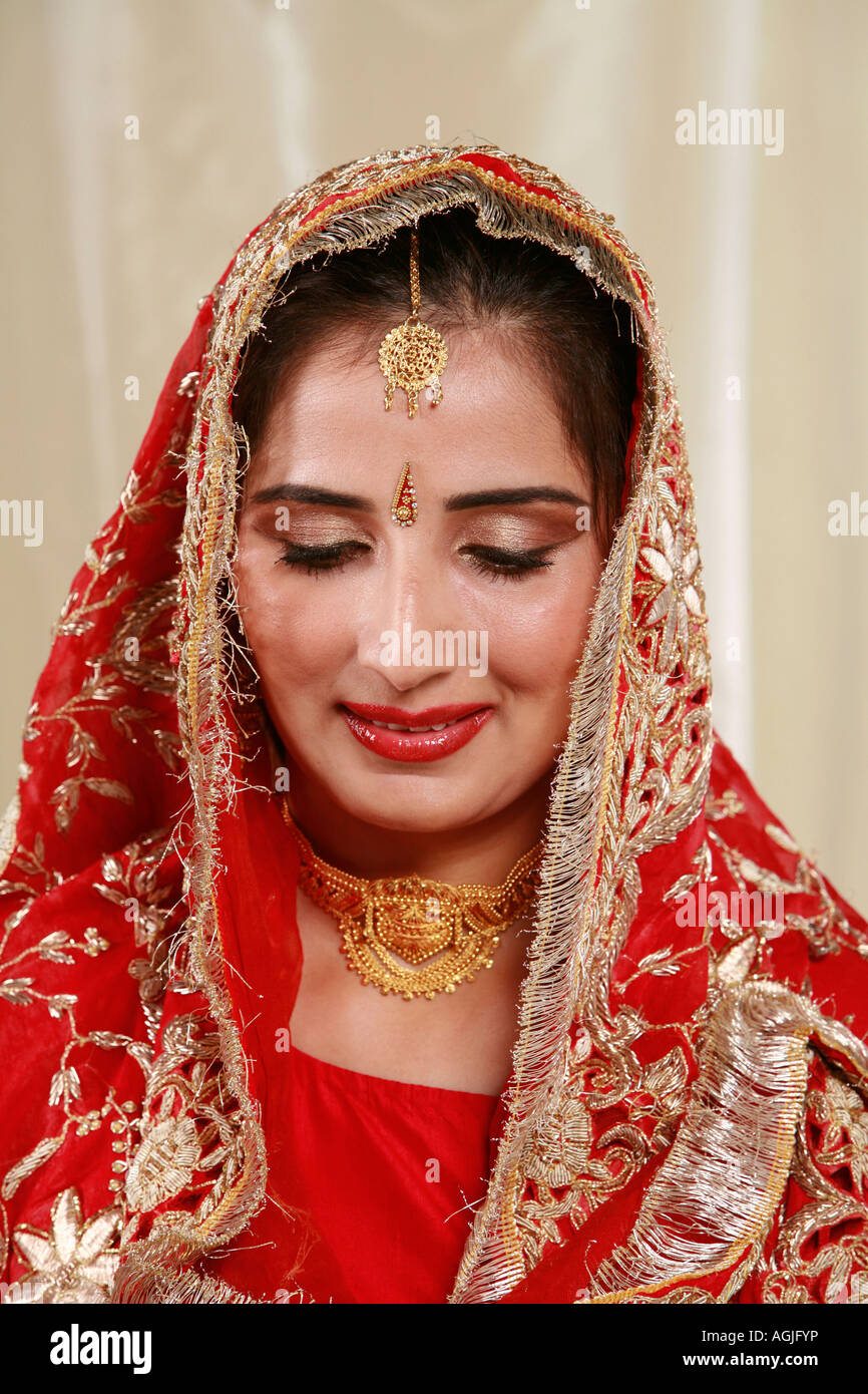 50+ Beautiful Bindi Designs to Check Out This Year & Add to Your Bridal  Look!