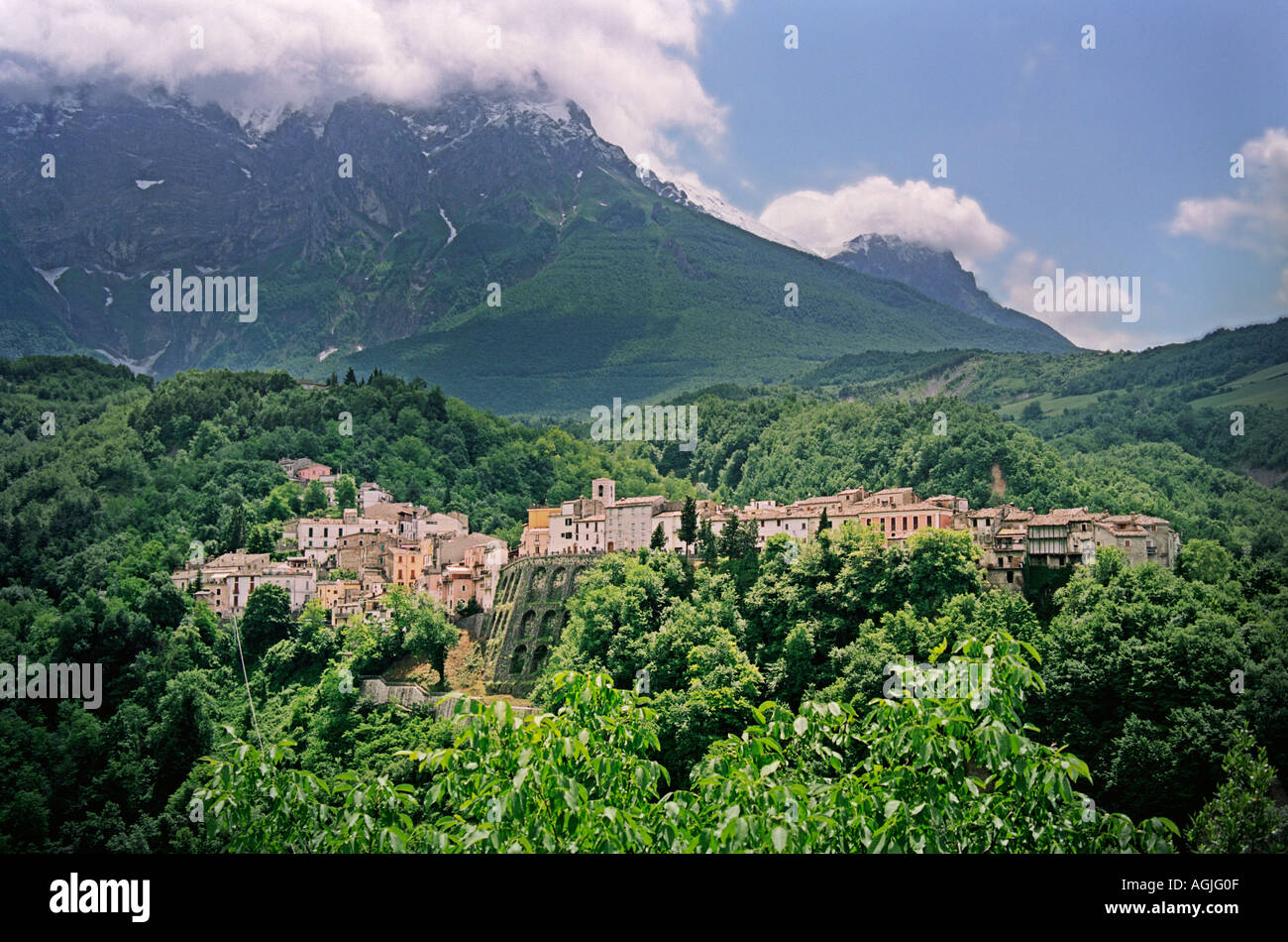 The town of Castelli, famous for its ceramics, amongst the mountains of the Gran Sasso in the Abruzzo Region of Italy Stock Photo