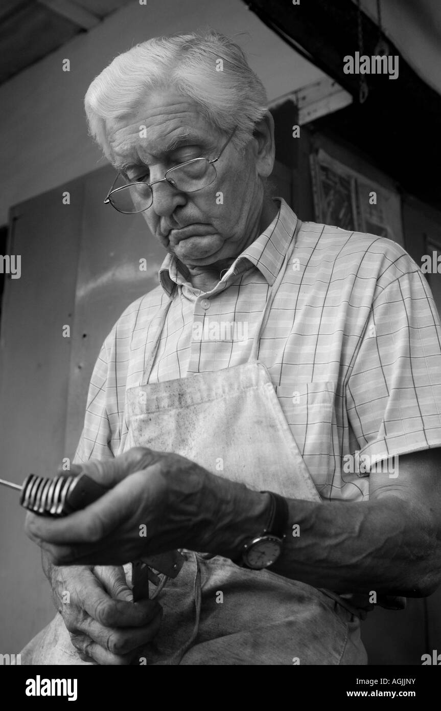 Stan Shaw, master craftsman and cutler in his workshop on Garden Street in the centre of the city of Sheffield Stock Photo