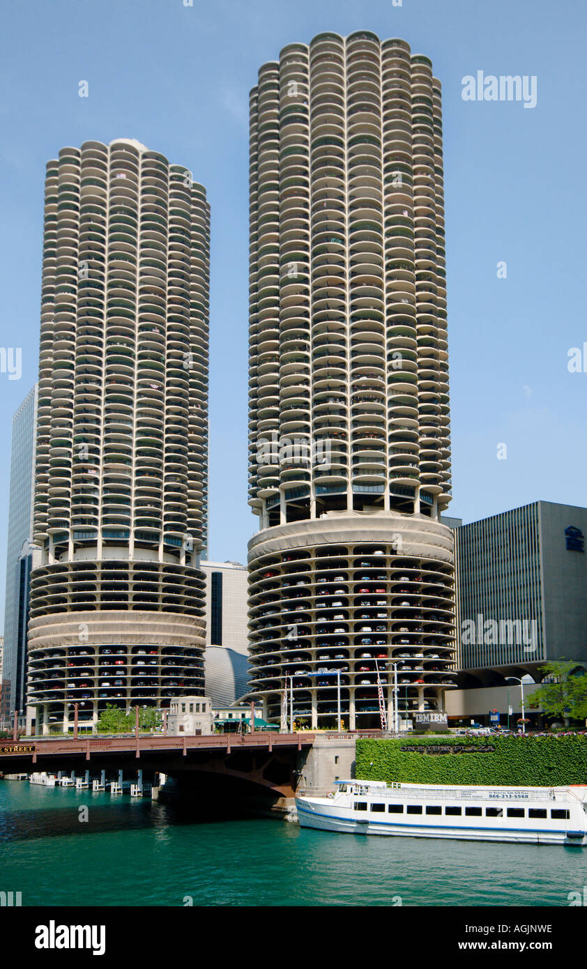 Tour boat docked near the twin round towers of Marina City that demonstrate the incredible architecture along the Chicago River Stock Photo