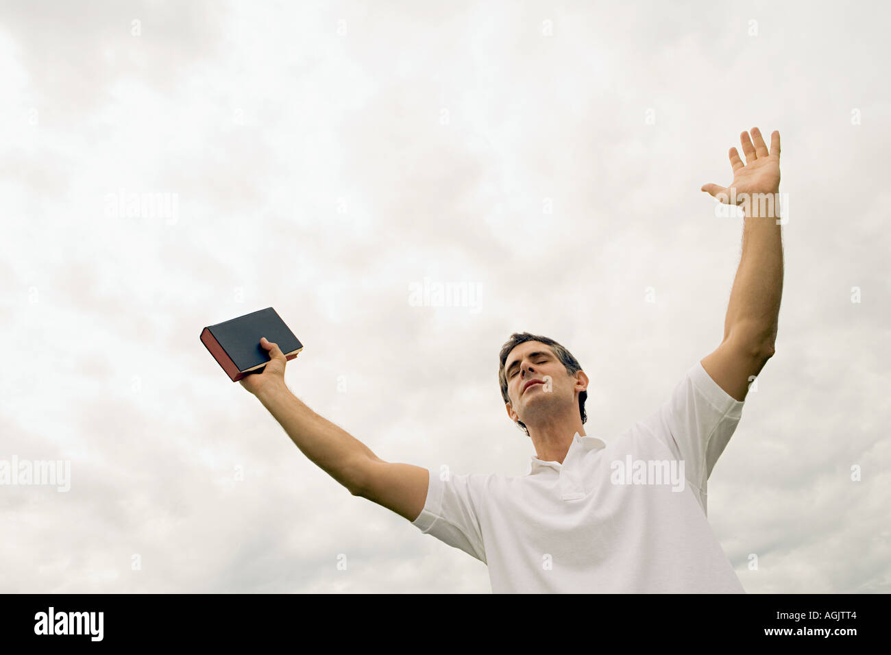 Woman holding sign. Erwachsener. уверенная в себе. качок держит белую карточку. мужик держит кондиционер.