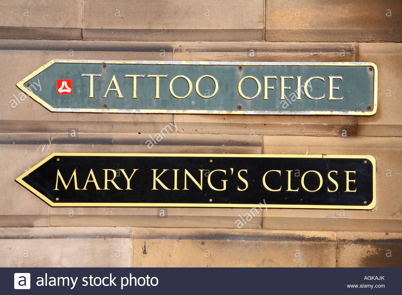 Tattoo office and Mary King's close signpost, Edinburgh SCOTLAND Stock Photo