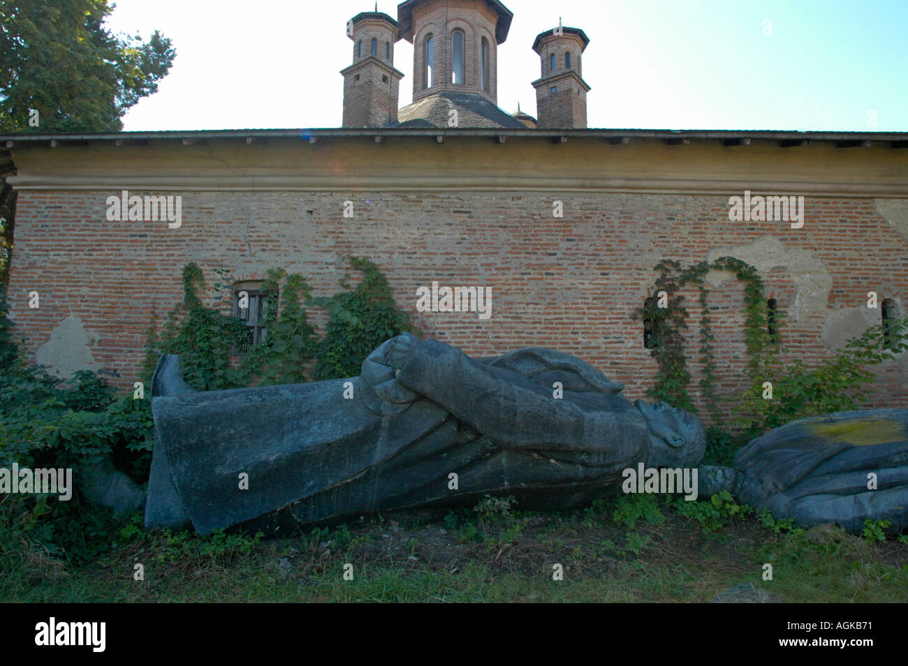Mogosoaia, Lenin statue from Bucuresti in backyard, next to statue of Petru Groza Stock Photo