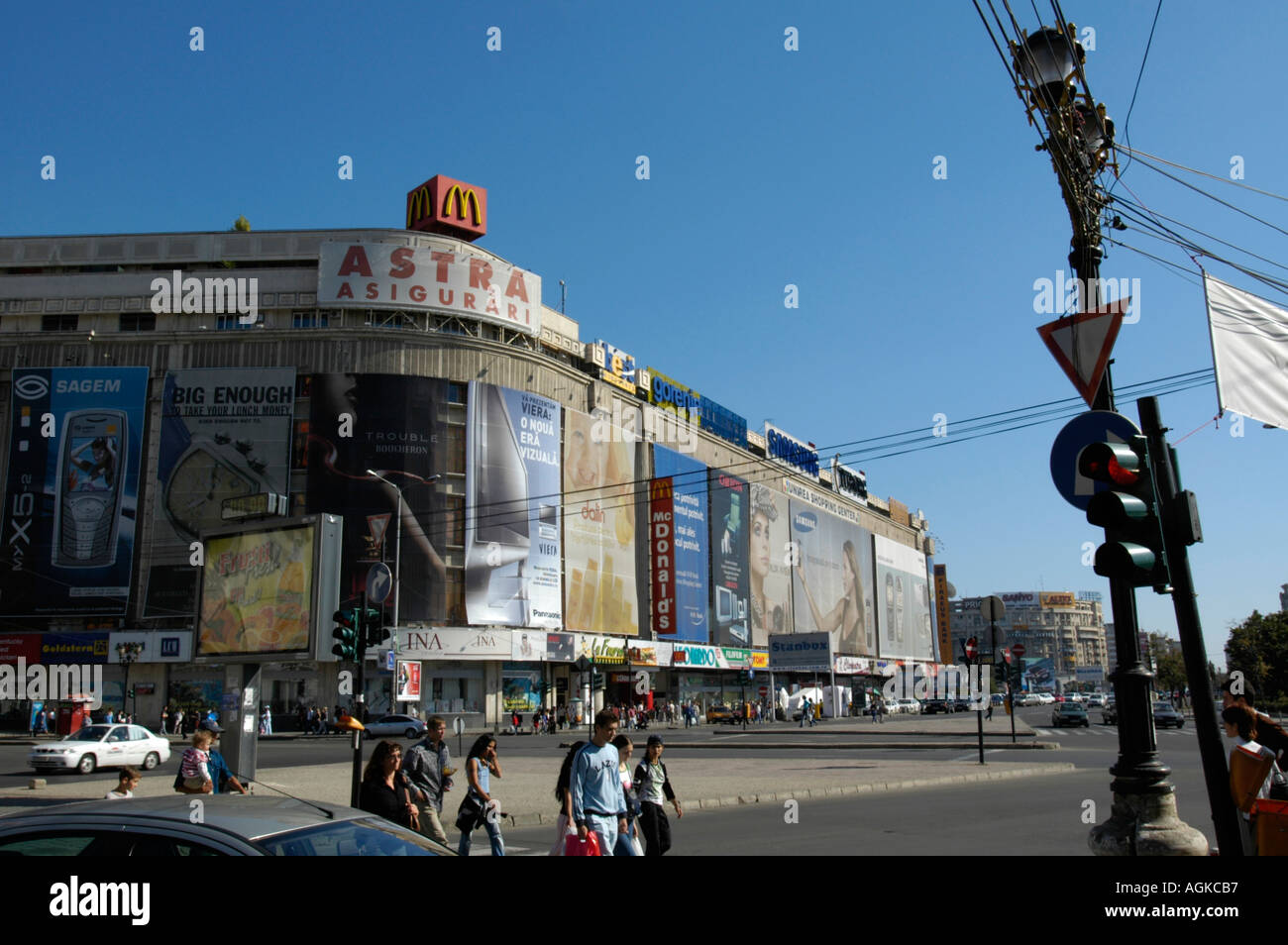 Bucuresti, Piata Unirii, modern citycenter Stock Photo Alamy