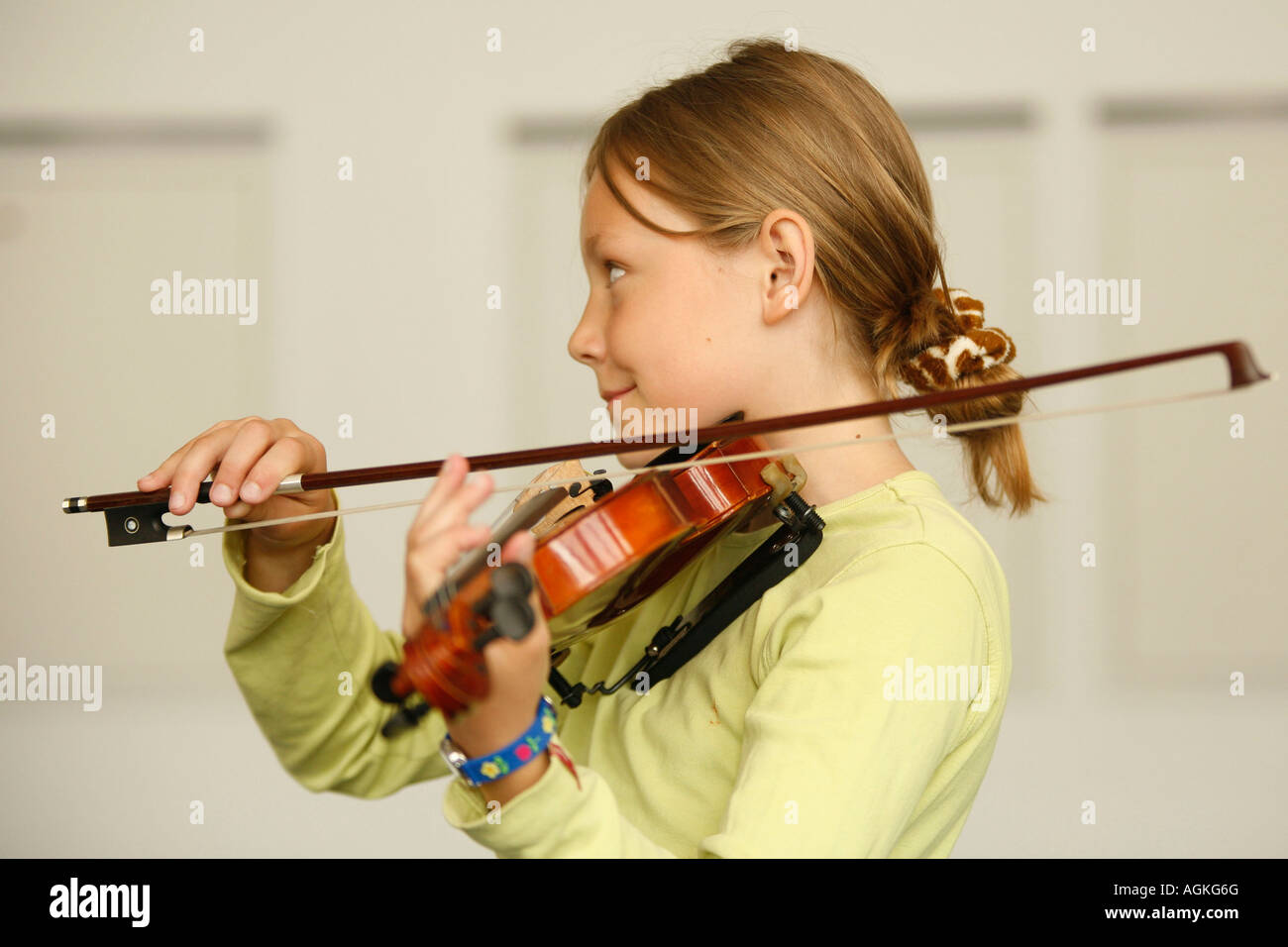 a young girl playing the violin Stock Photo