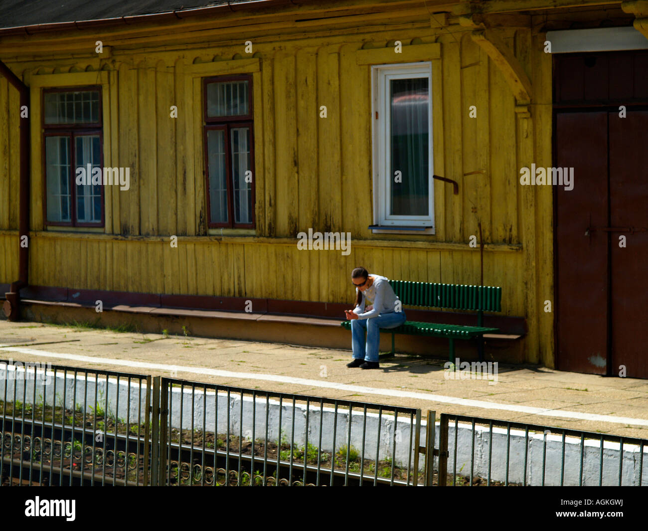 A lone man train platform hi-res stock photography and images - Alamy