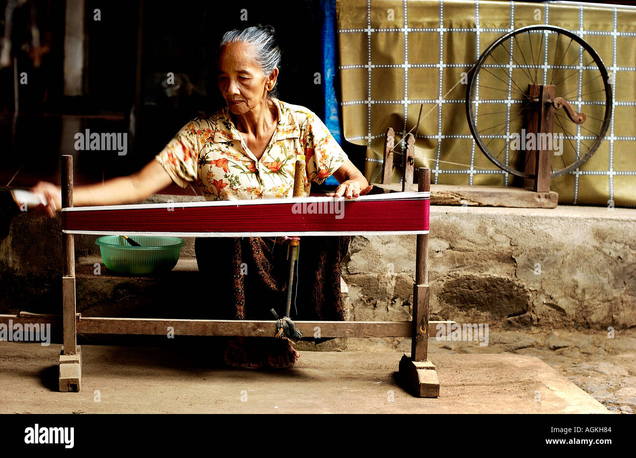 old woman weaving brocade cloth Bali Indonesia Stock Photo