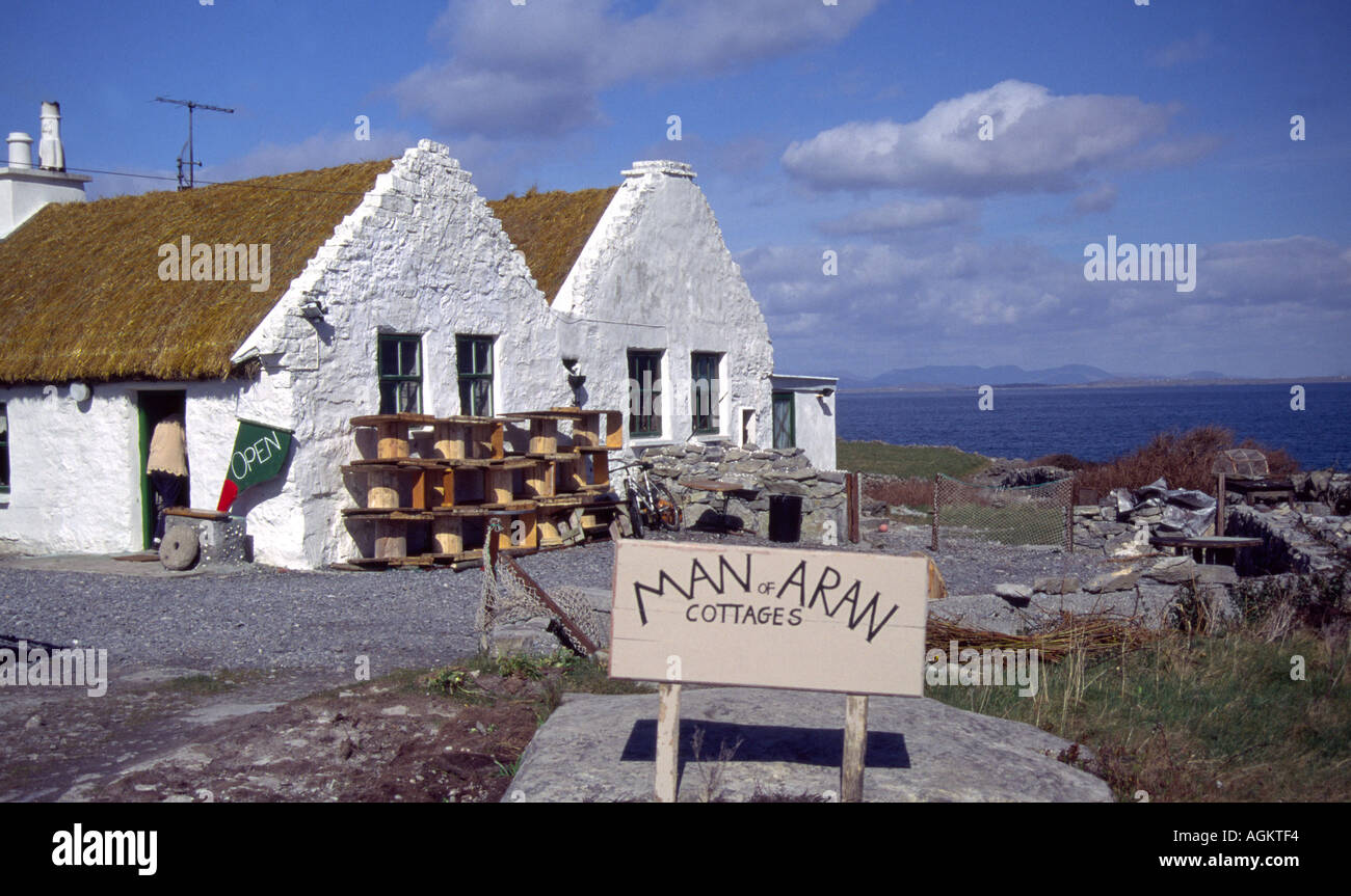 Charming traditional irish cottage hi-res stock photography and images ...