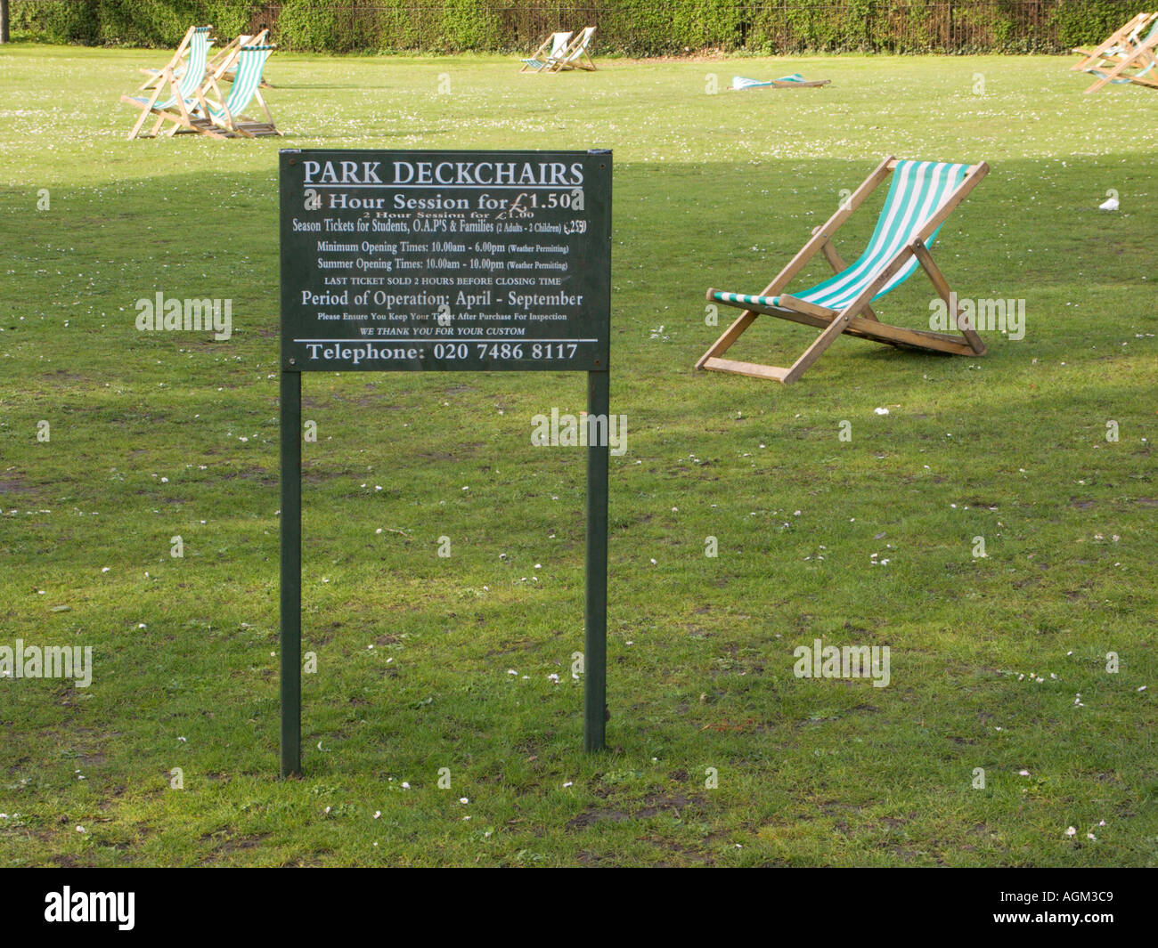 Regents park deck chair hi-res stock photography and images - Alamy