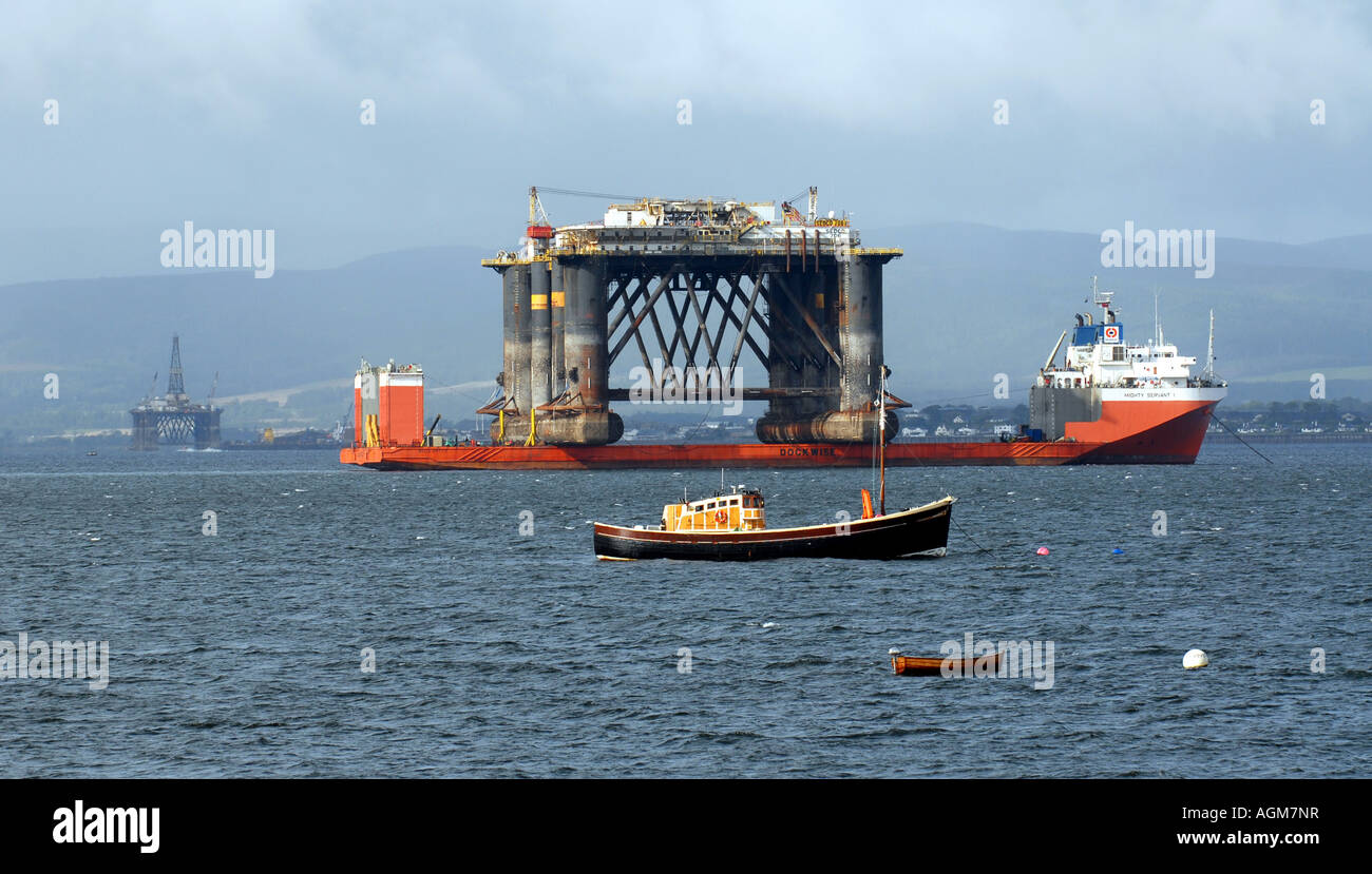 AN OIL DRILLING PLATFORM IS MOVED BY SHIP IN THE MORAY FIRTH NEAR CROMARTY IN NORTH WEST SCOTLAND.UK Stock Photo