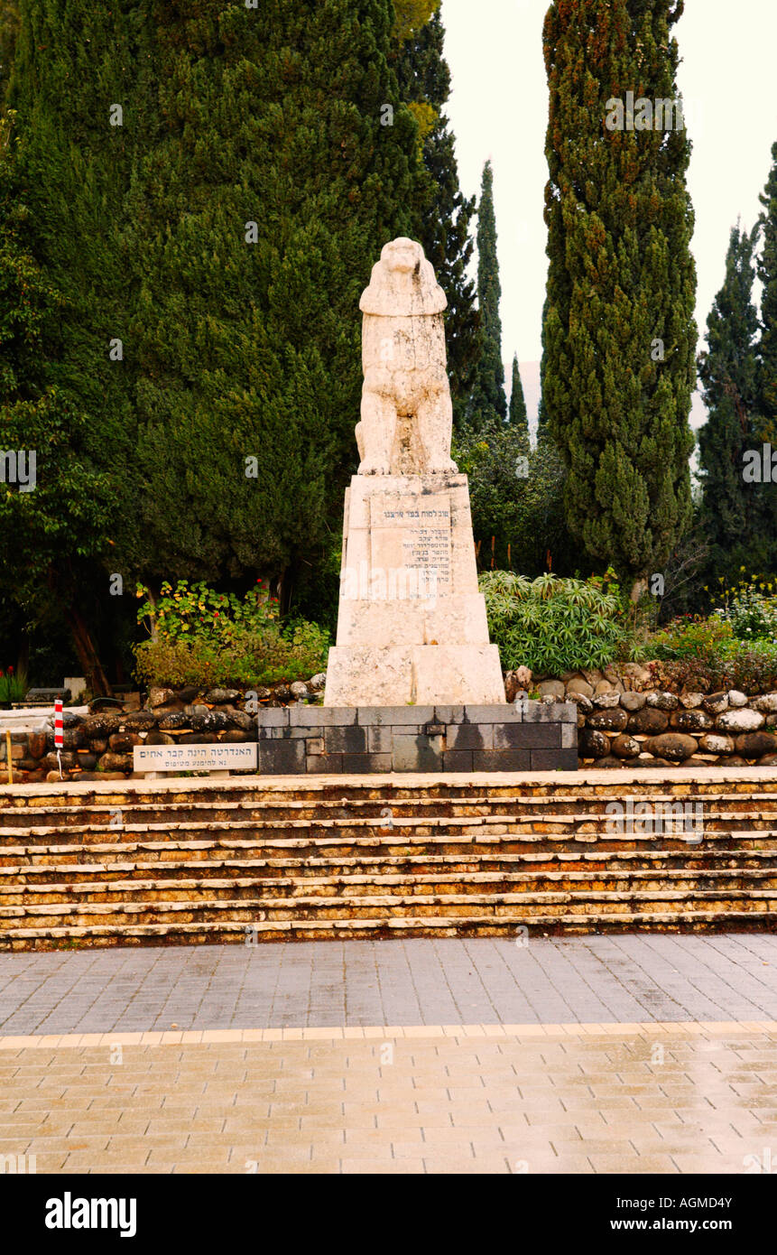 Roaring lion statue High Resolution Stock Photography and Images - Alamy