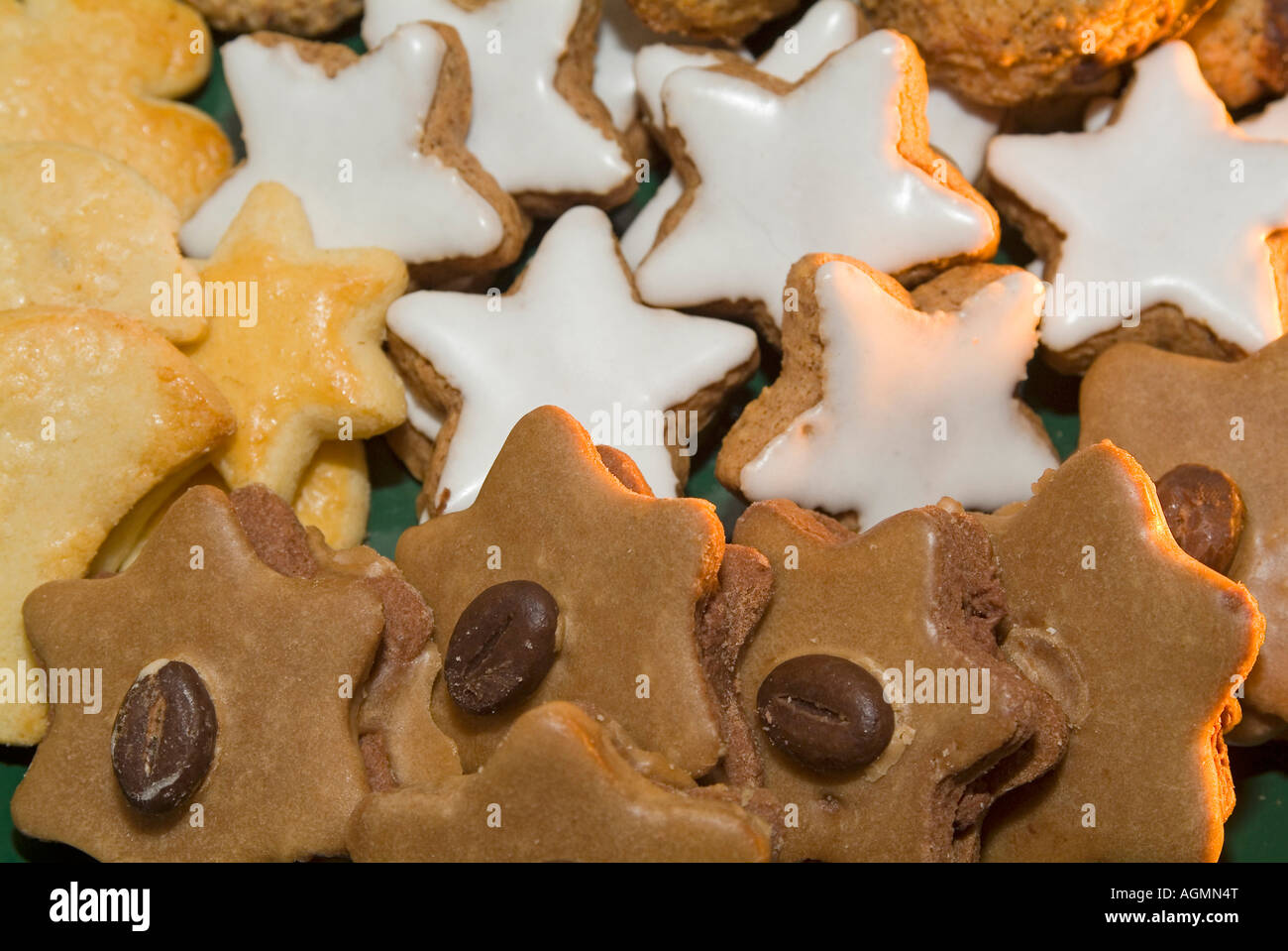 Weihnachten Weihnachtsplätzchen Gebäck Zimtstern Christmas cookies bisquits cinnamon stars Stock Photo