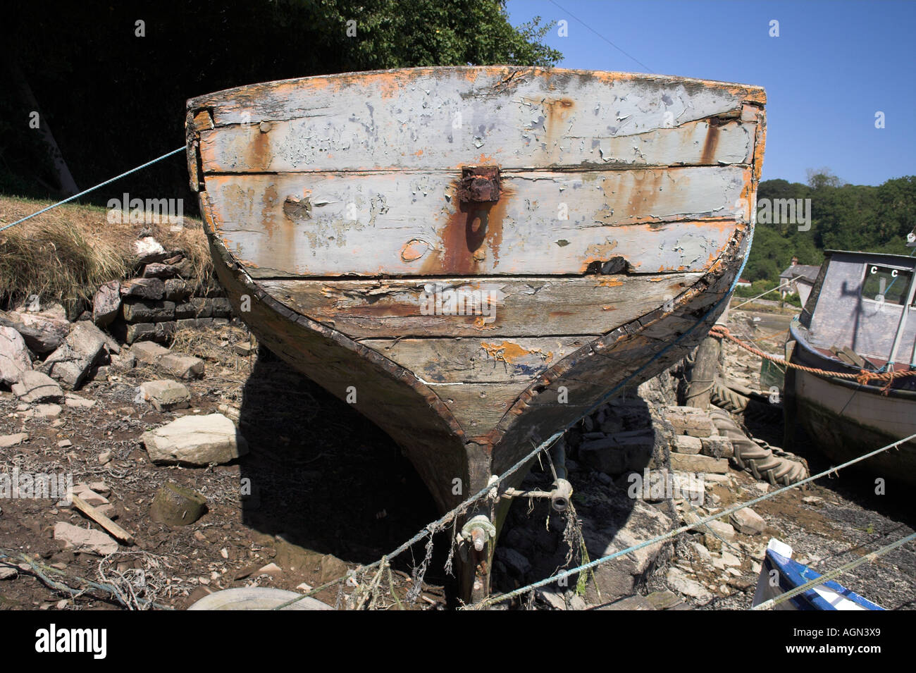 Old wooden boat low hi-res stock photography and images - Alamy