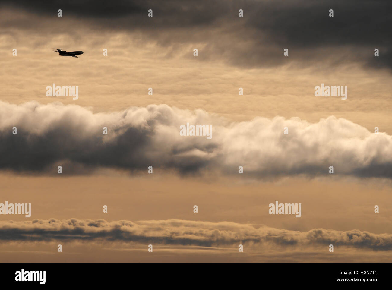 Aircraft takes off hi-res stock photography and images - Alamy