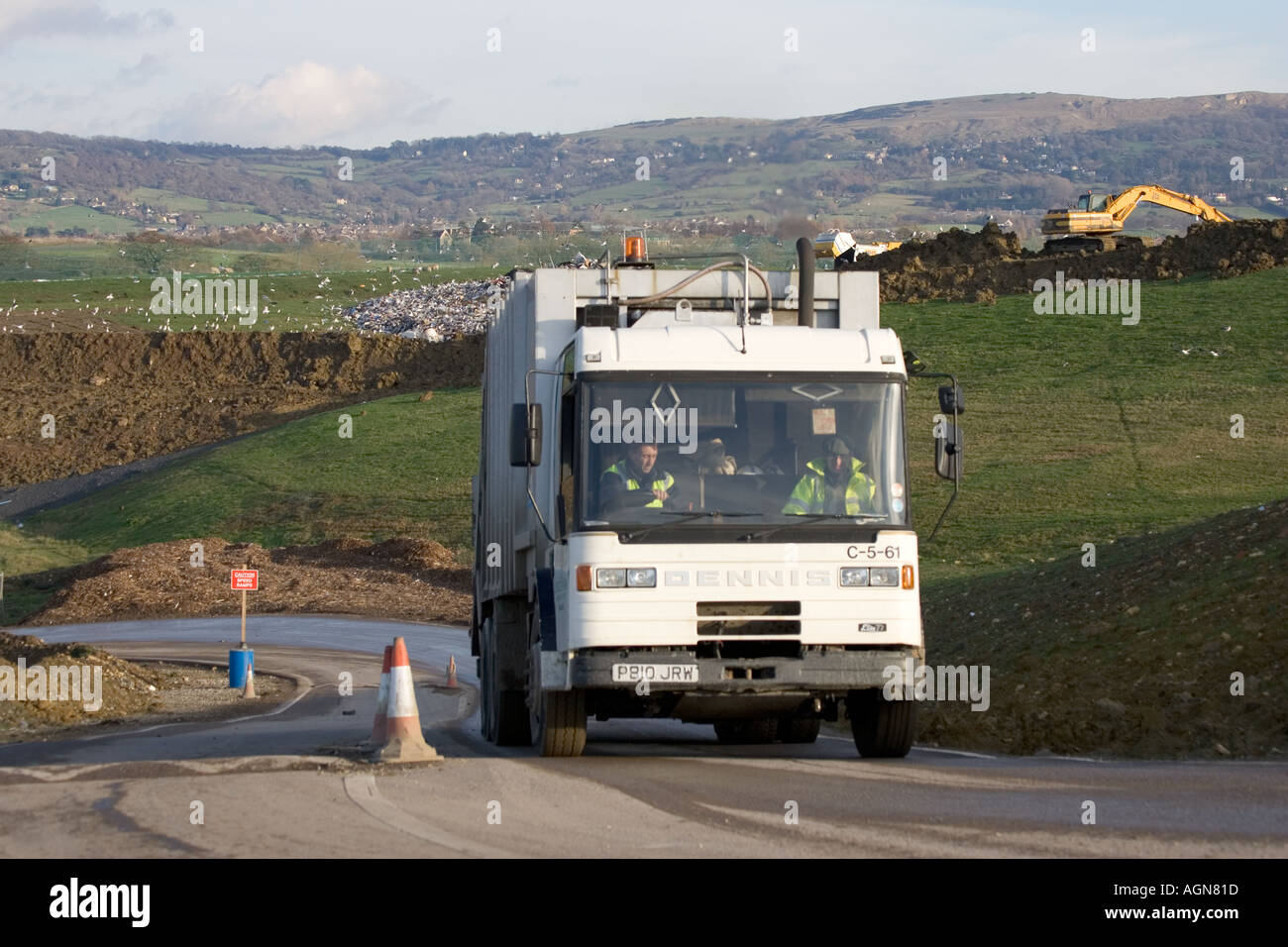 Lorry carrying domestic waste arrives at landfill site in Cotswolds Wingmoor Farm Cory Environmental UK Stock Photo