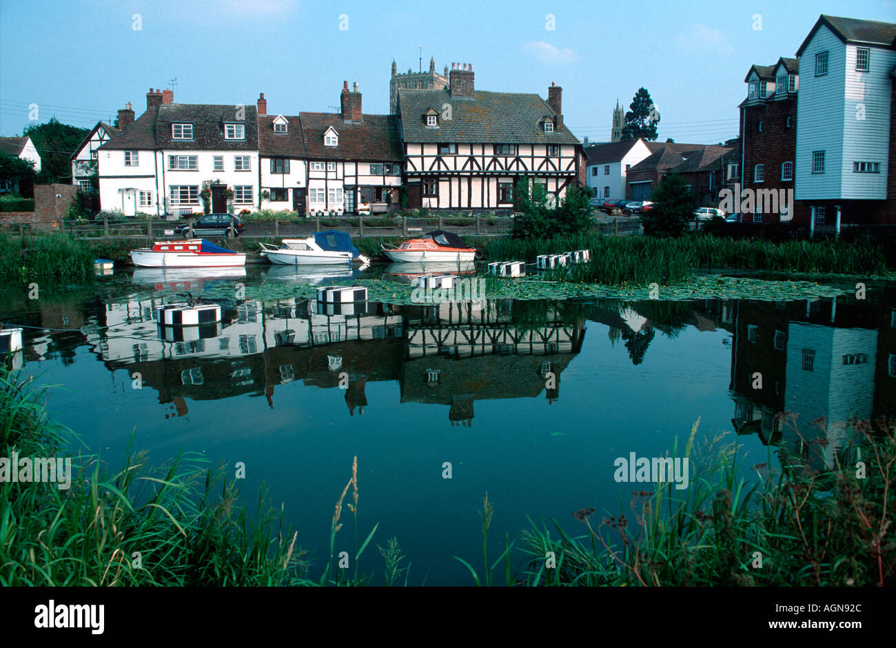 Riverside Cottages On Bank Of River Avon Tewkesbury Uk Stock Photo