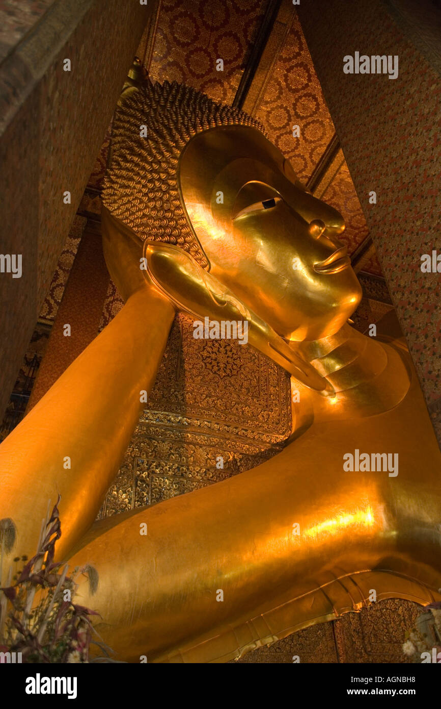 golden Reclining Buddha Wat Pho The Temple of the Reclining Buddha ...