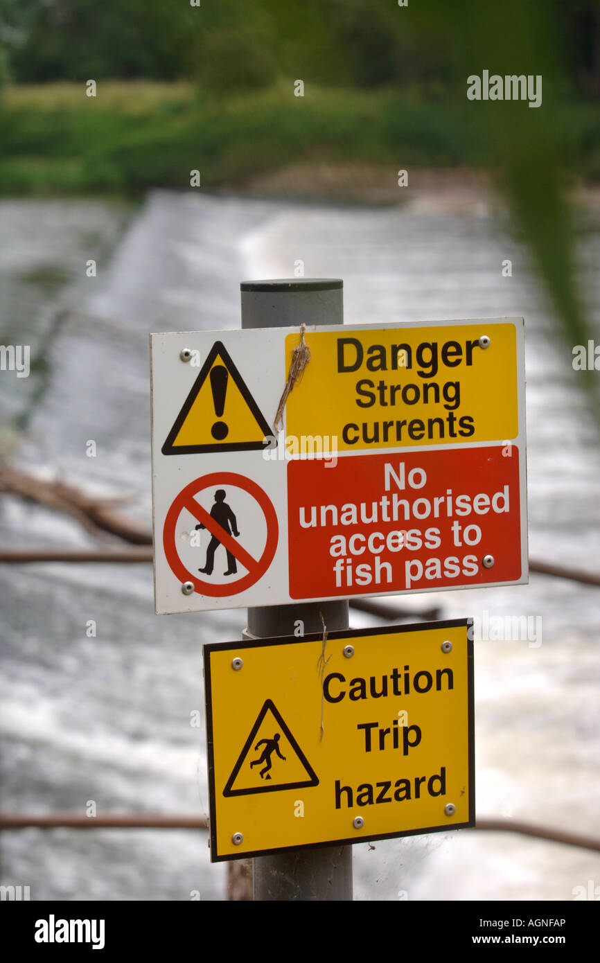 WARNING SIGNS BY A WEIR ON THE RIVER SEVERN NEAR TEWKESBURY