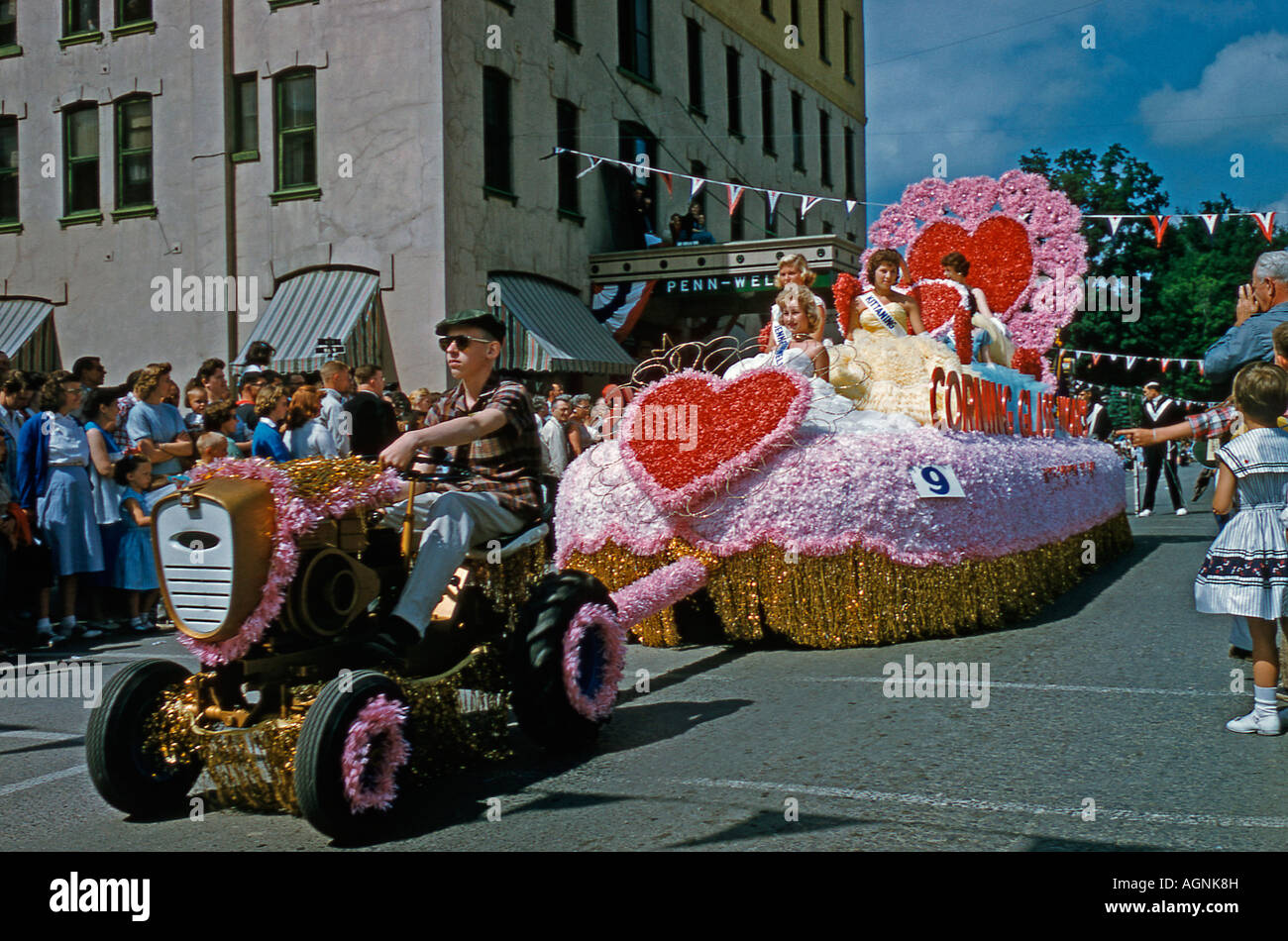 Williamsport Pa Christmas Parade 2022 Flower Beauty Queen Float High Resolution Stock Photography And Images -  Alamy