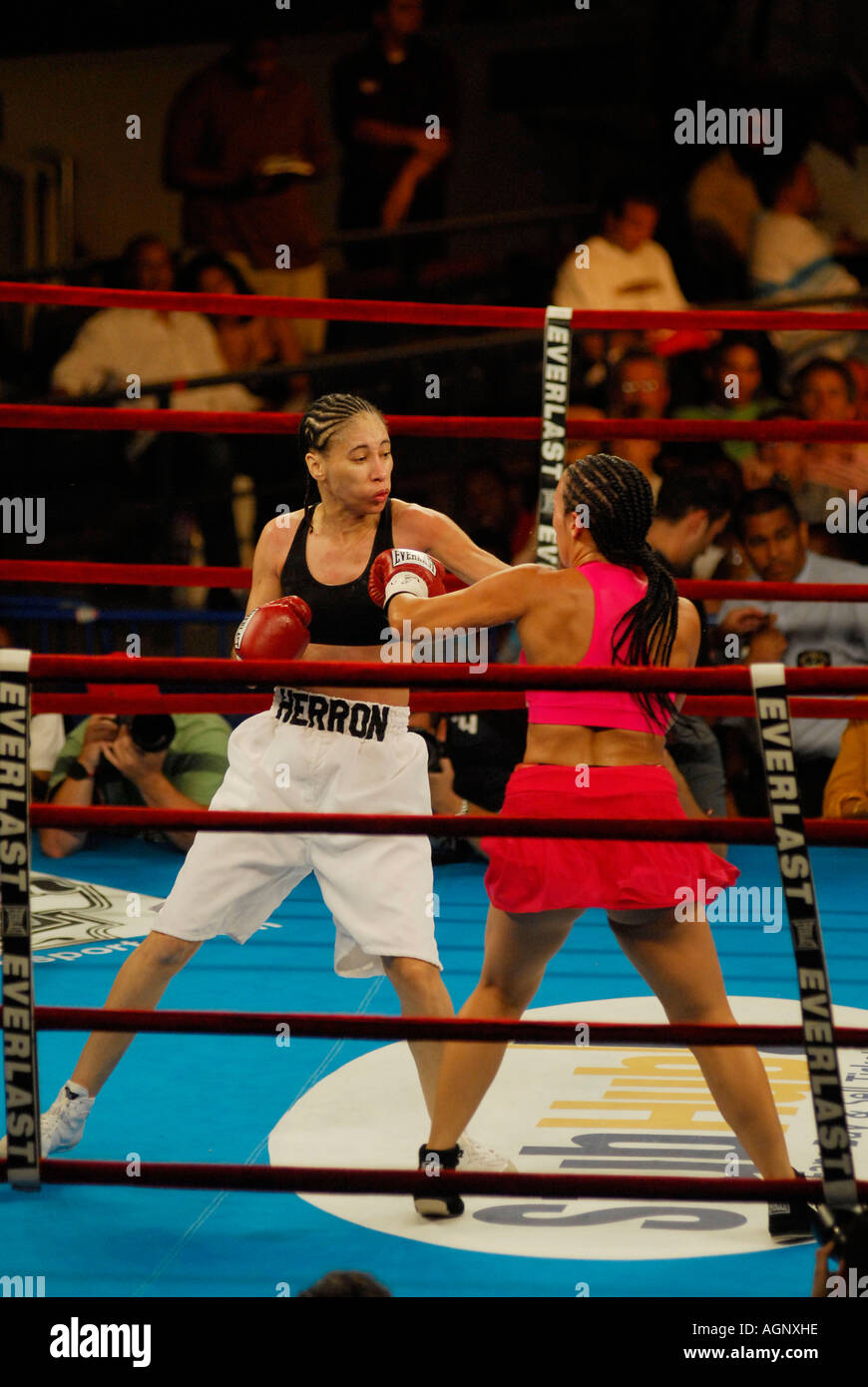 New York August 5 2006 HBO World Championship Boxing at the Theater at  Madison Square Garden Bantamweights Swing Bout Female boxing Noriko Kariya  vs Michelle Herron EDITORIAL USE ONLY Stock Photo - Alamy