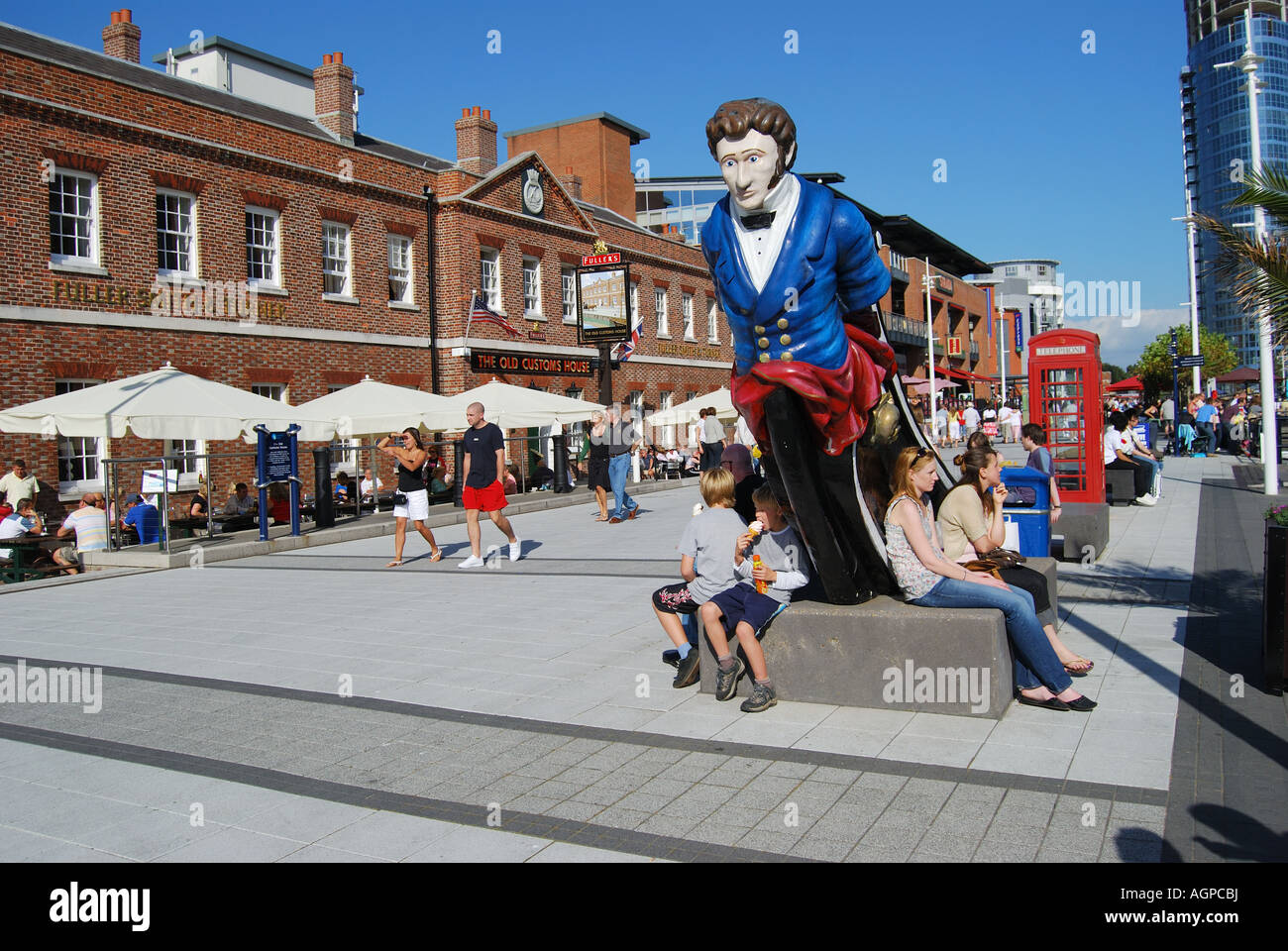 Quayside Old Customs House pub and masthead figure, Gunwharf Quays, Portsmouth, Hampshire, England, United Kingdom Stock Photo