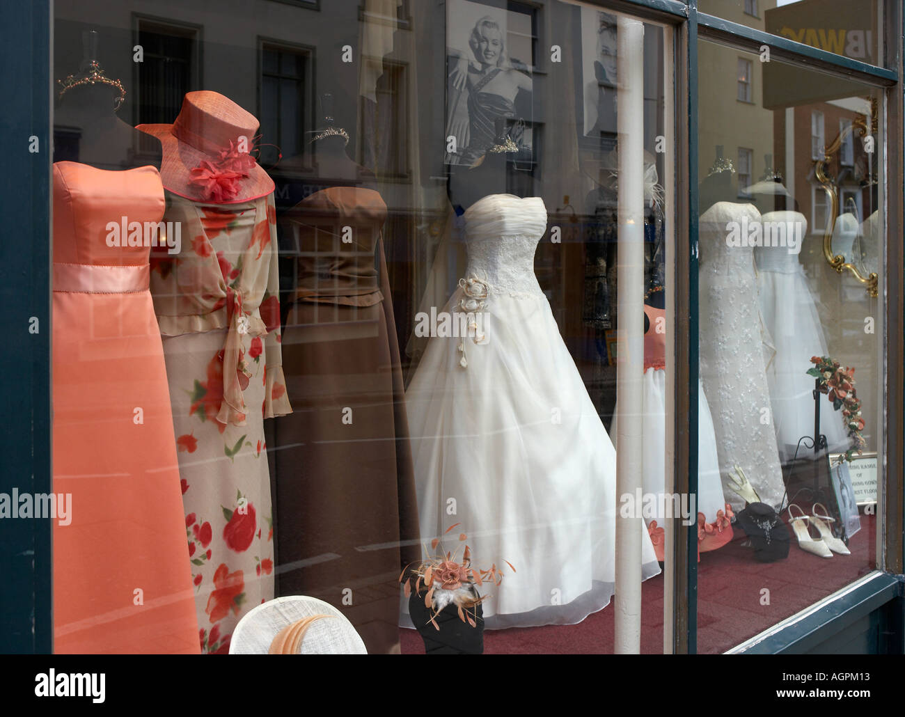 BRIDAL GOWN ON MANNEQUIN IN SHOP WINDOW DISPLAY Stock Photo