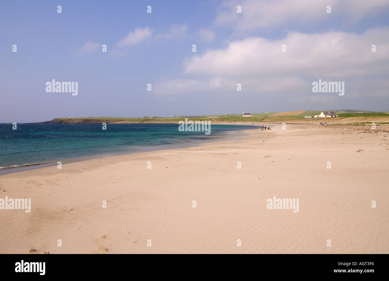 dh Bay of Skaill SANDWICK ORKNEY People walking along sandy beach walk summer coastline Stock Photo