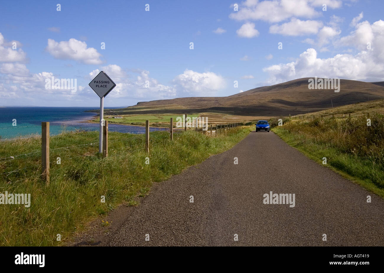 dh Bay of Quoys HOY ORKNEY Single track road passing place roadsign countryside motor car scotland Stock Photo