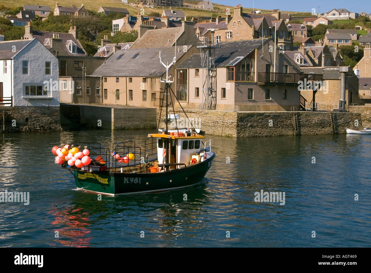 dh Fishing creel boat STROMNESS HARBOUR ORKNEY SCOTLAND Harbours waterfront fishingboat arriving fish industry uk scottish island community Stock Photo