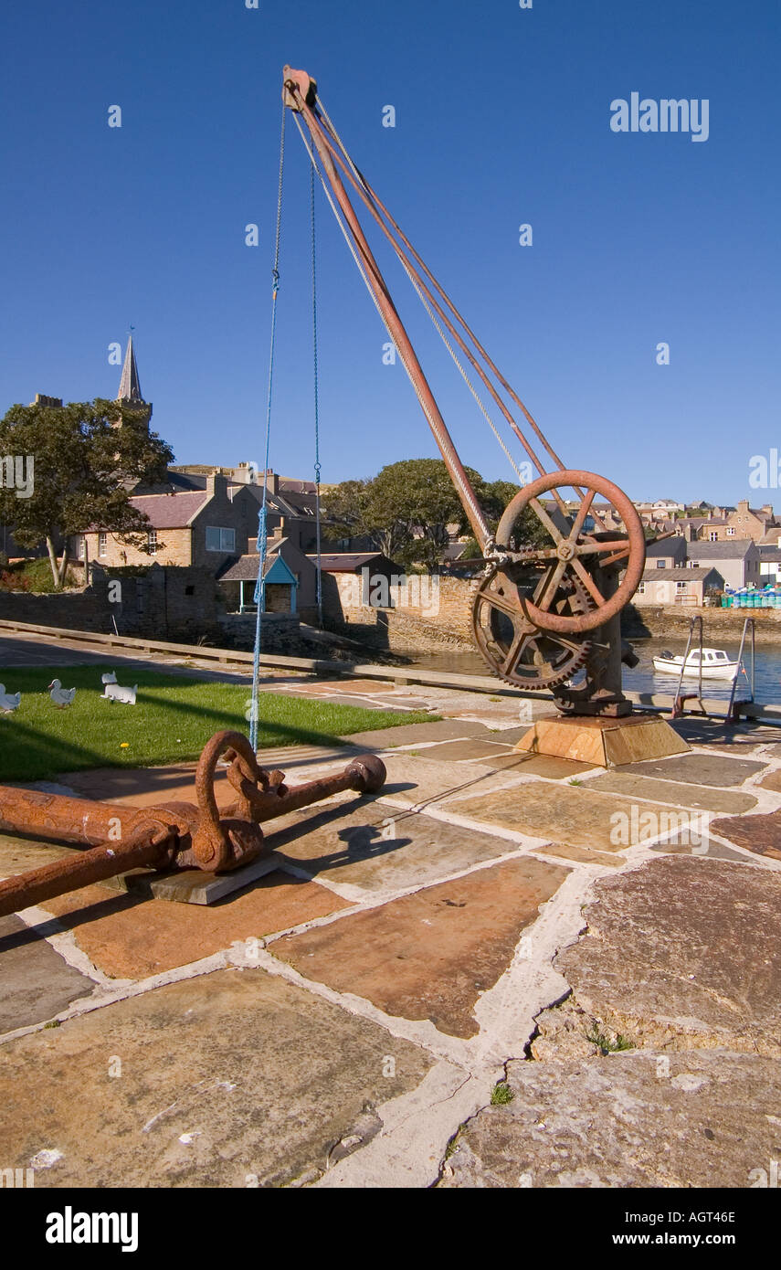 dh Harbour STROMNESS ORKNEY Quayside jetty winch crane Stock Photo
