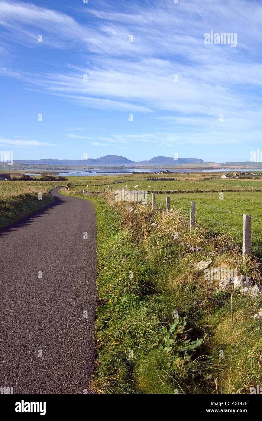 dh Loch of Harray HARRAY ORKNEY Countryside road fields hills of Hoy Stock Photo