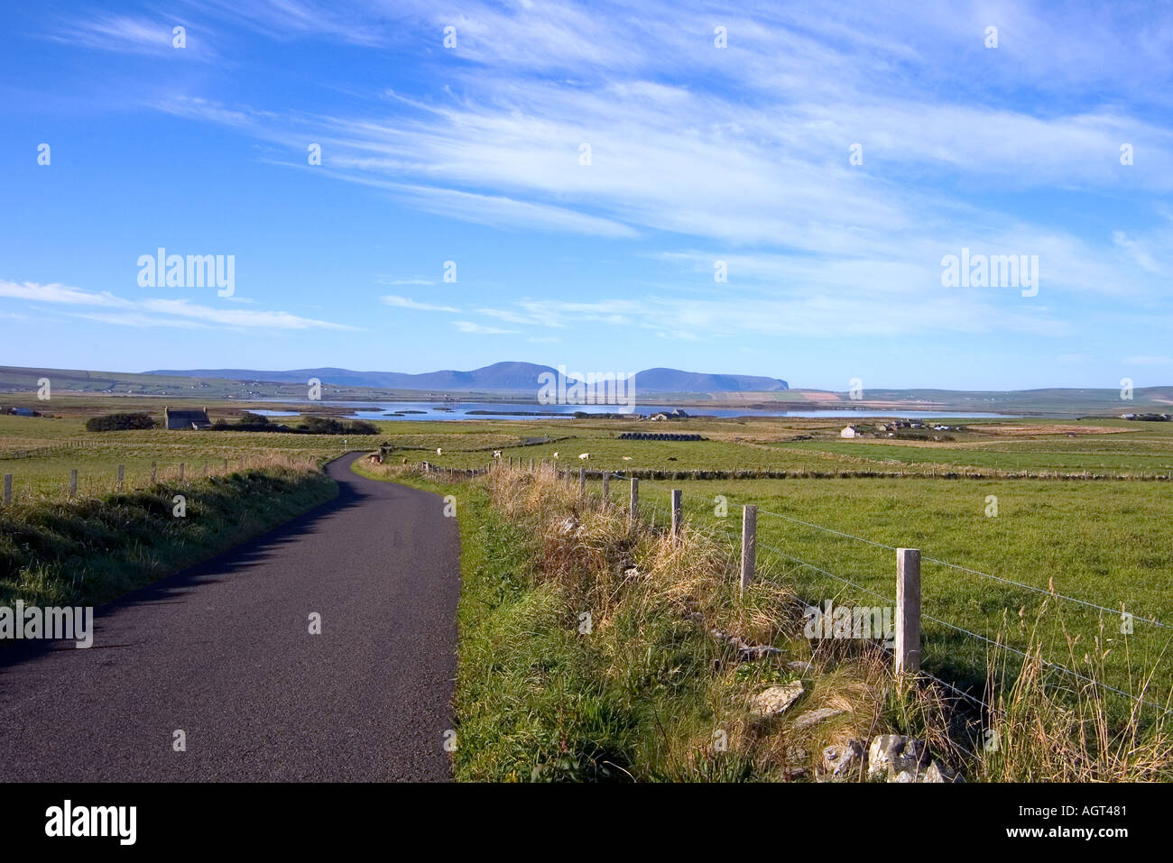 dh Loch of Harray HARRAY ORKNEY Countryside road fields loch hills of Hoy Stock Photo